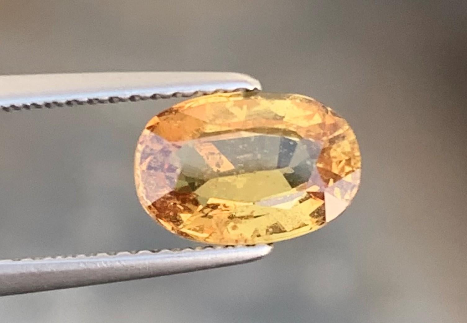 Arts and Crafts 2.10 Carat Si Clarity Natural Loose Yellow Sapphire Gemstone with Oval Shape (Saphir jaune en vrac de forme ovale) en vente
