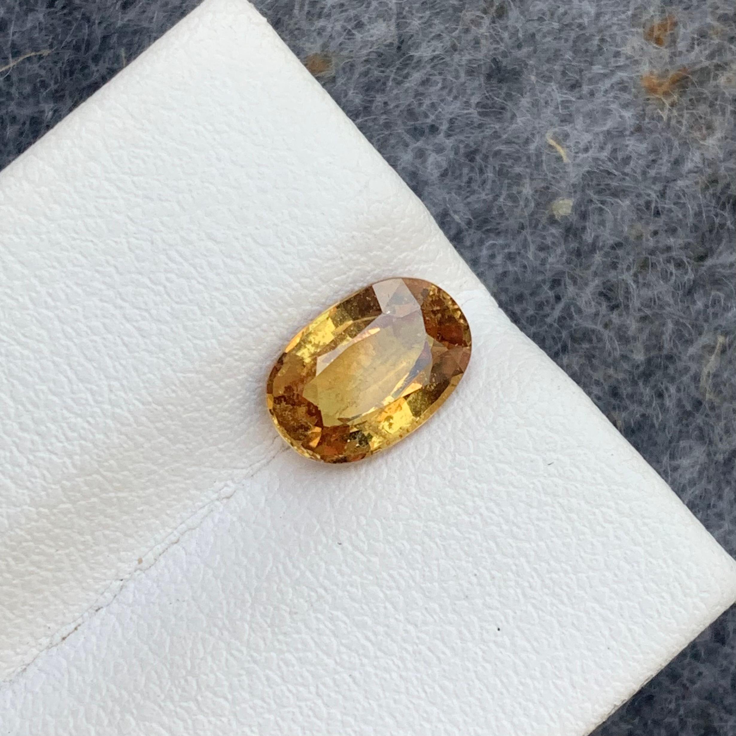 2.10 Carat Si Clarity Natural Loose Yellow Sapphire Gemstone with Oval Shape In New Condition For Sale In Peshawar, PK