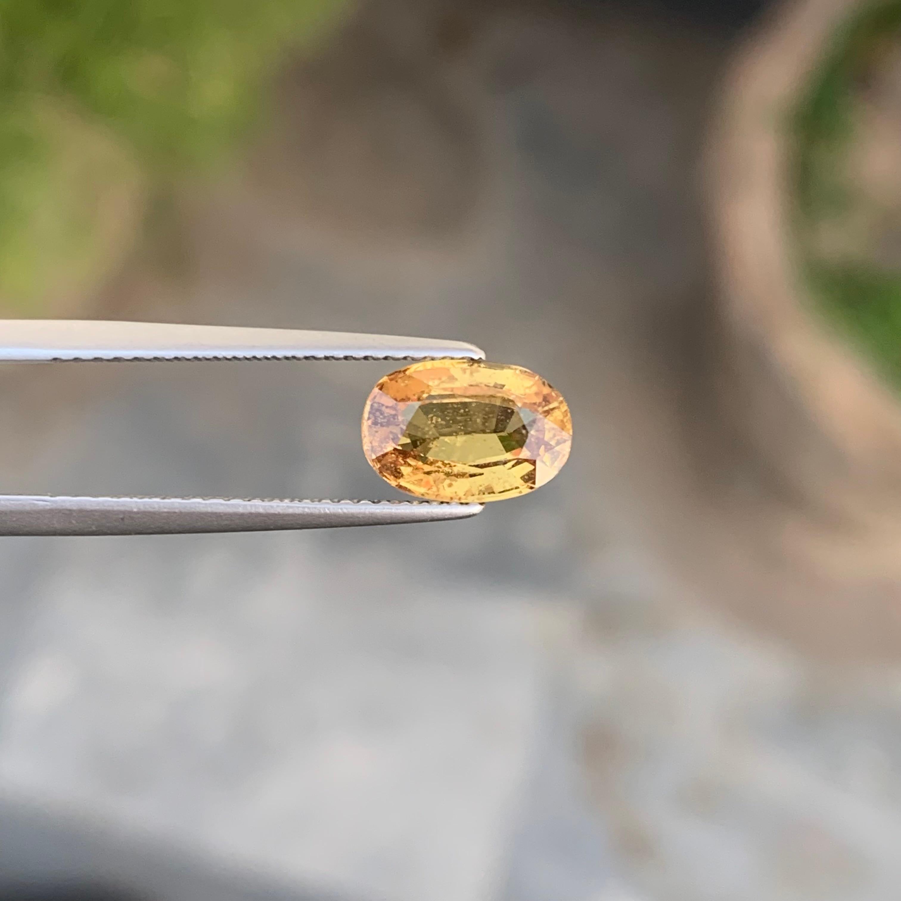 2.10 Carat Si Clarity Natural Loose Yellow Sapphire Gemstone with Oval Shape In New Condition For Sale In Peshawar, PK