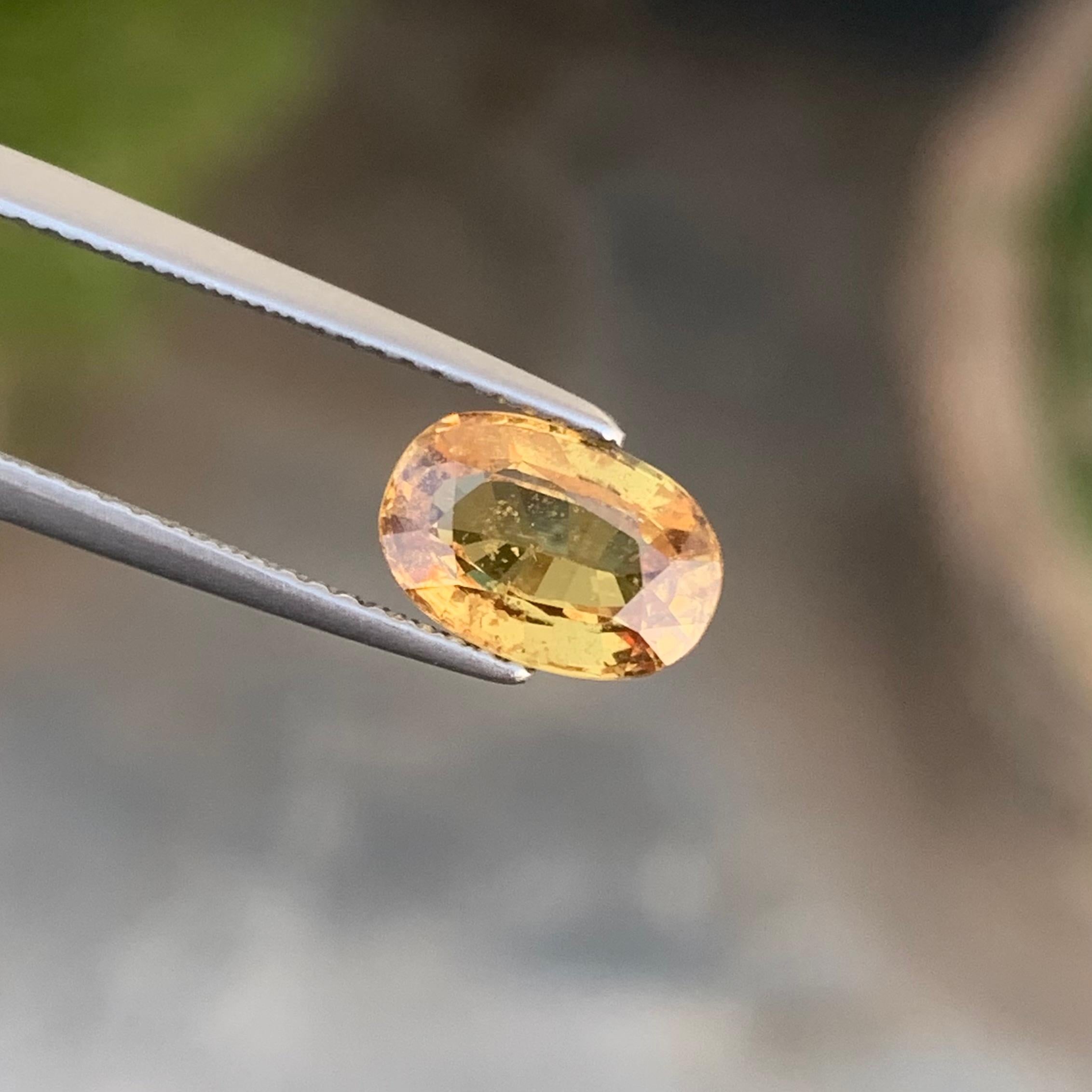 2.10 Carat Si Clarity Natural Loose Yellow Sapphire Gemstone with Oval Shape (Saphir jaune en vrac de forme ovale) en vente 3