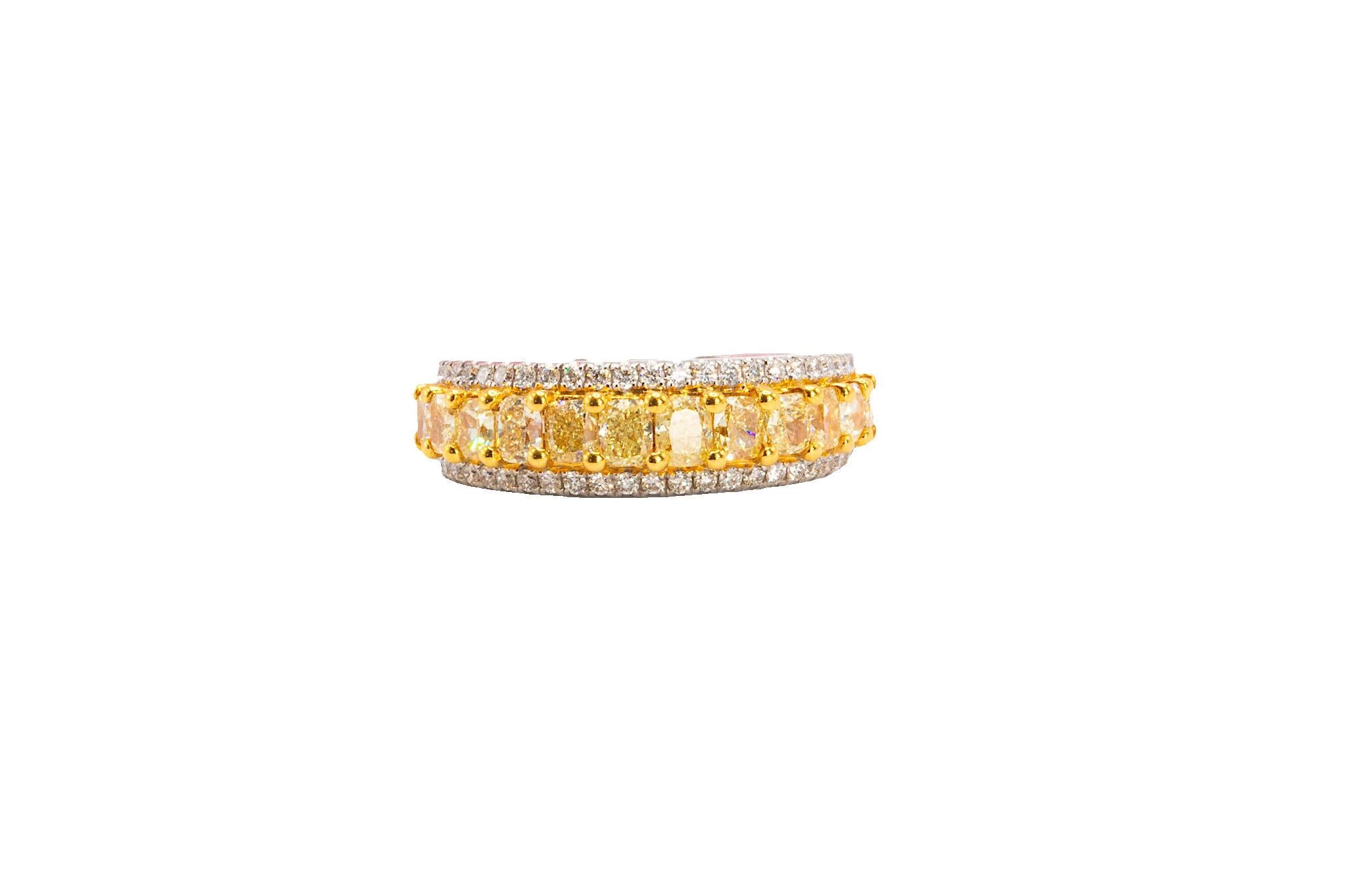 Questa scintillante fascia di diamanti da 2,10 carati è composta da diamanti naturali con taglio a brillante e taglio a cuscino. I 12 tagli a cuscino, per un totale di 1,78 ct. complessivi (circa 0,15 ct. ciascuno), sono di colore giallo chiaro e