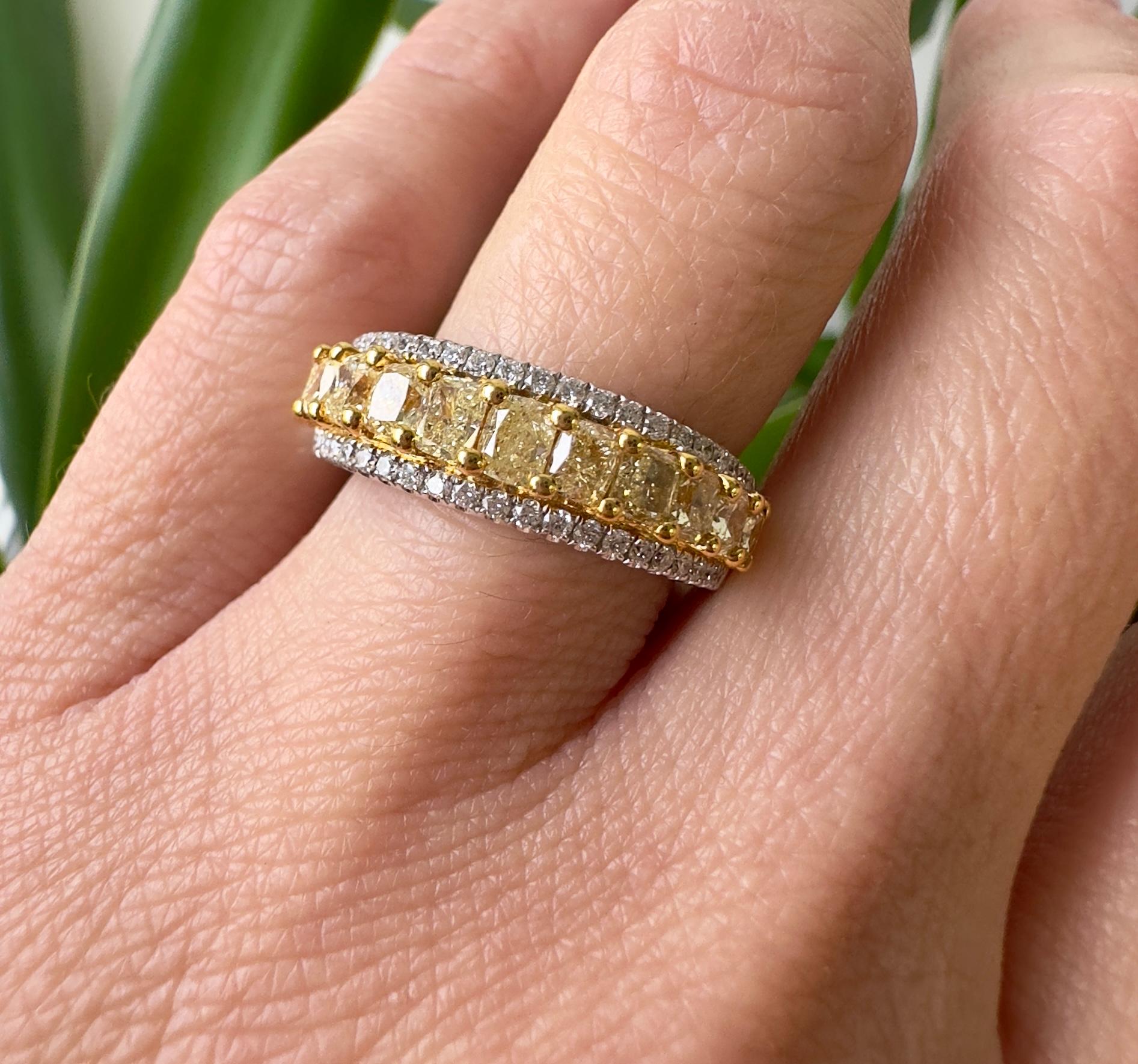 Taglio cuscino Fascia di diamanti multicolore da 2,10 carati totali in oro bicolore 18k in vendita