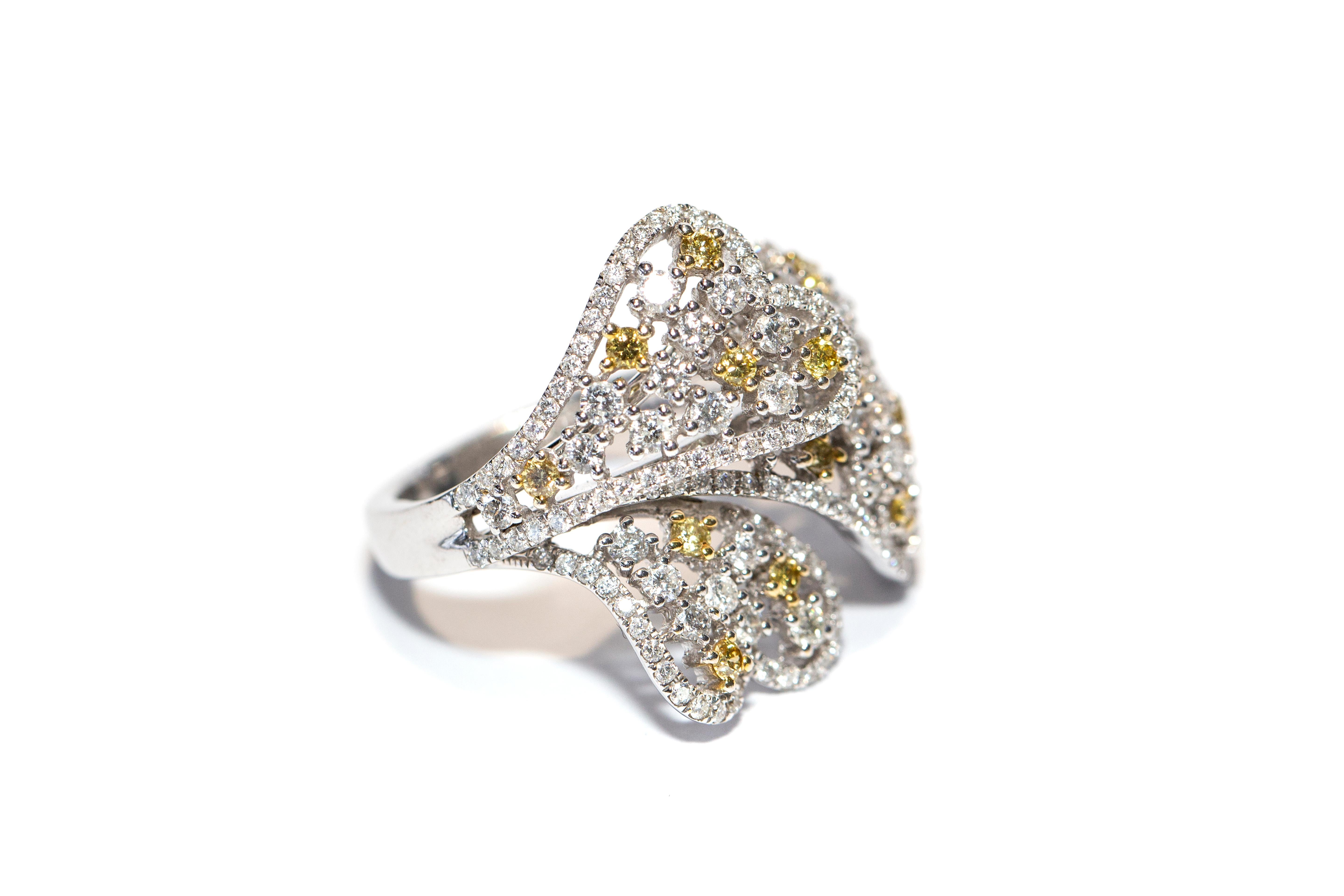 2.10 Carat Yellow White Diamond 18 Karat Gold Flower Cocktail Heart Ring In New Condition For Sale In London, GB