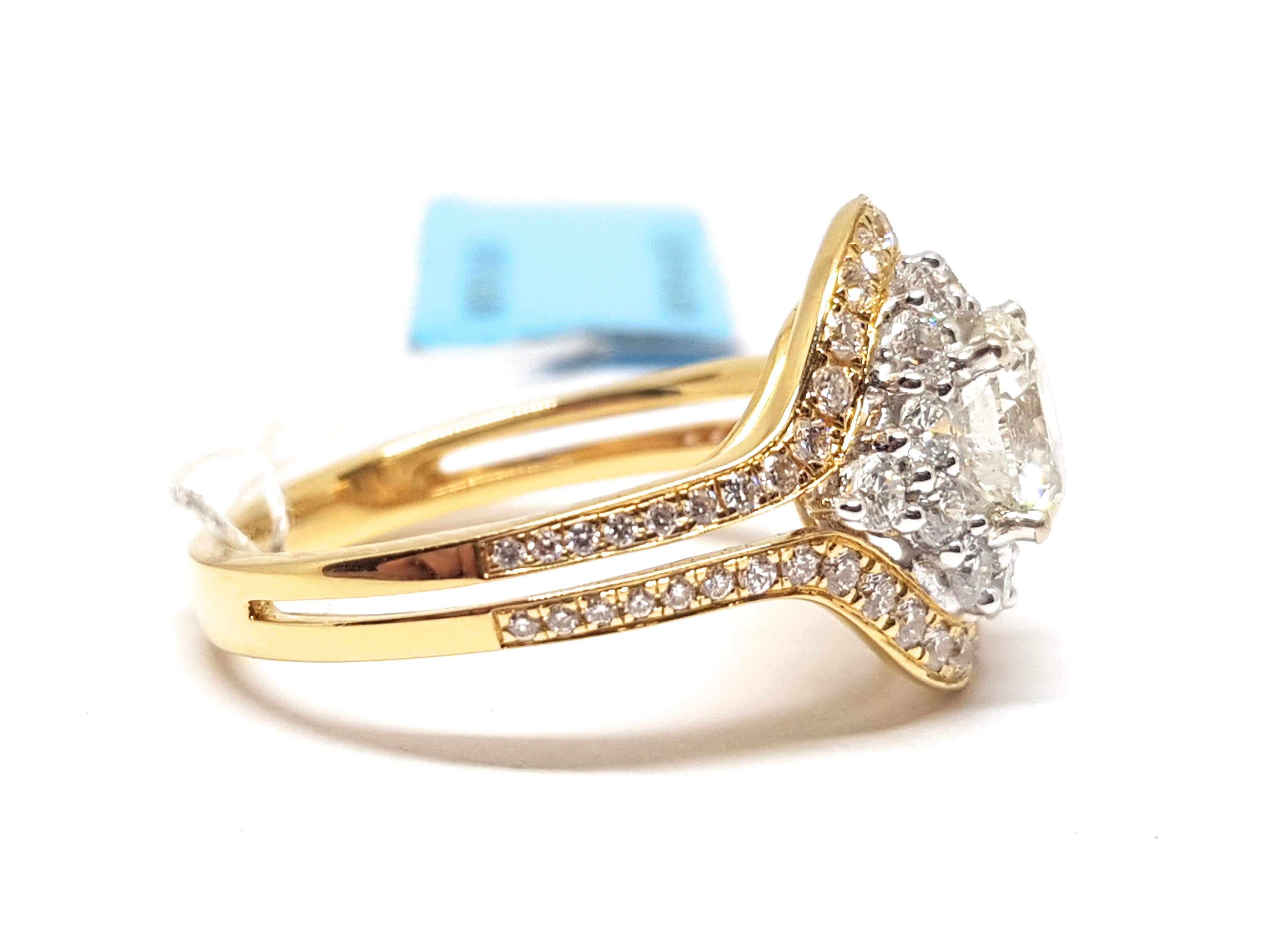 2.10 Carat Yellow White Gold Diamond Engagement Cocktail Ring In New Condition For Sale In Antwerp, BE