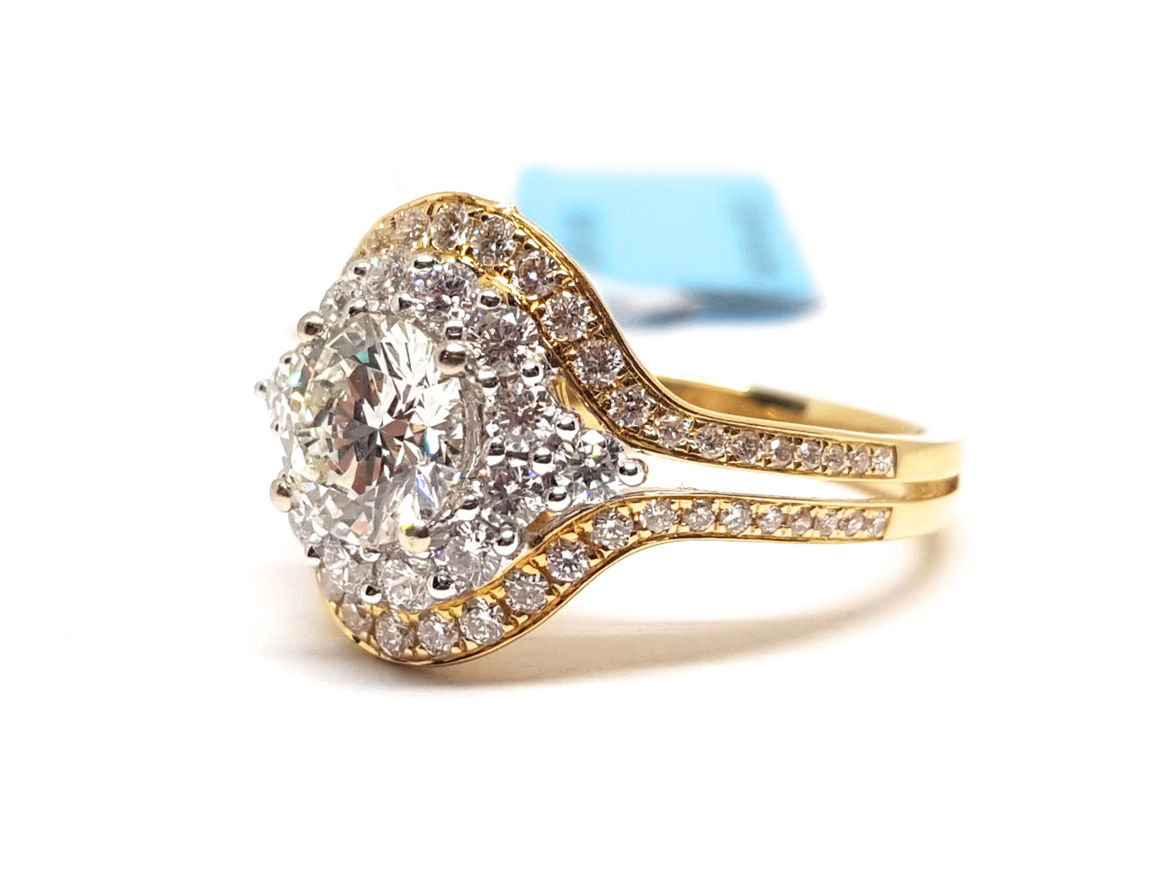 Women's 2.10 Carat Yellow White Gold Diamond Engagement Cocktail Ring For Sale