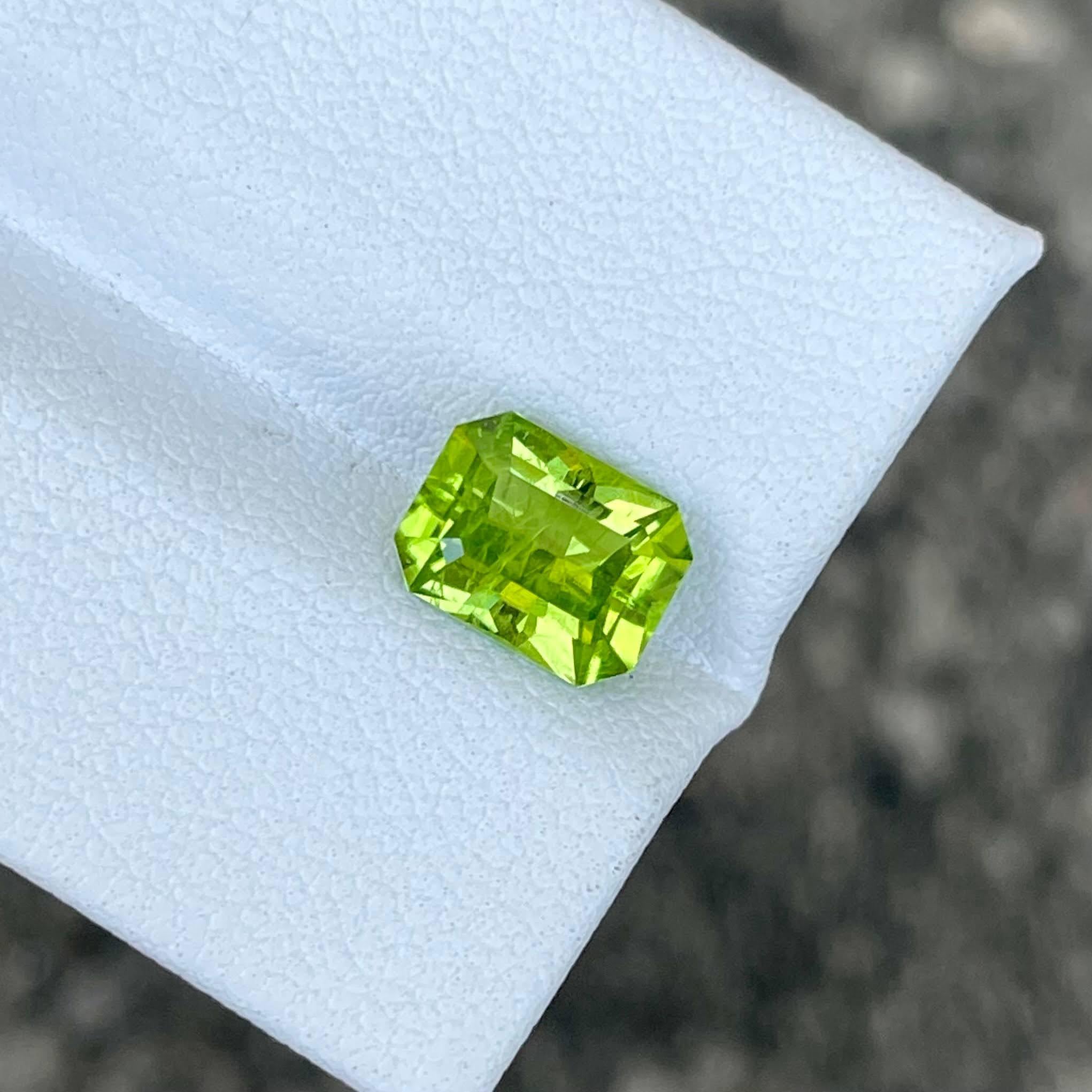 2.10 carats Green Peridot Stone Custom Precision Cut Pakistani Gemstone In New Condition For Sale In Bangkok, TH