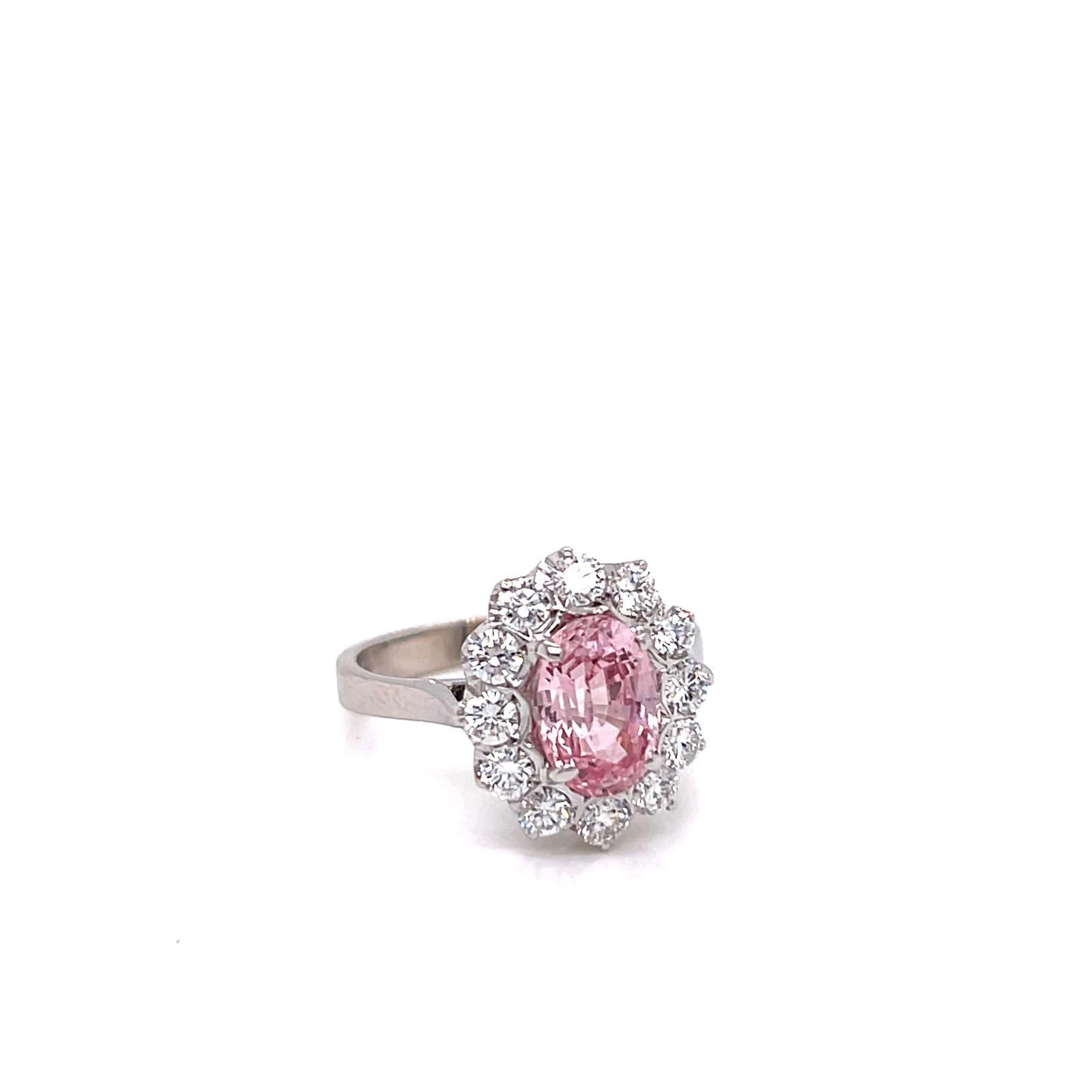 Anello con zaffiro Padparadscha taglio ovale da 2,10 carati e diamante Brilliante rotondo da 0,59 carati in oro bianco 18 carati

Questo straordinario anello, che emana un'eleganza rara e un fascino senza tempo, presenta un affascinante zaffiro