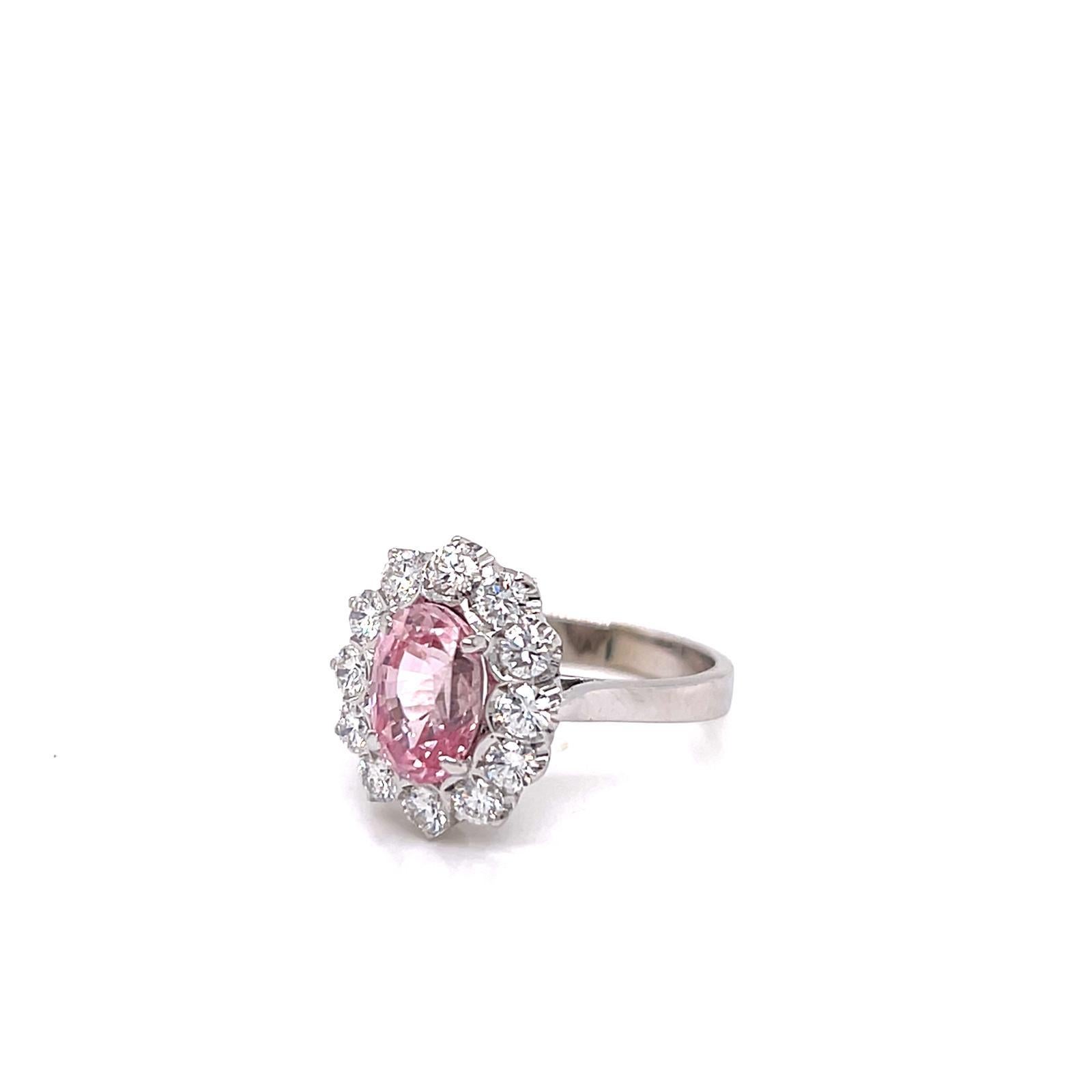 Taglio ovale Anello con zaffiro Padparadscha e diamante da 2,10 carati in oro bianco 18 carati in vendita