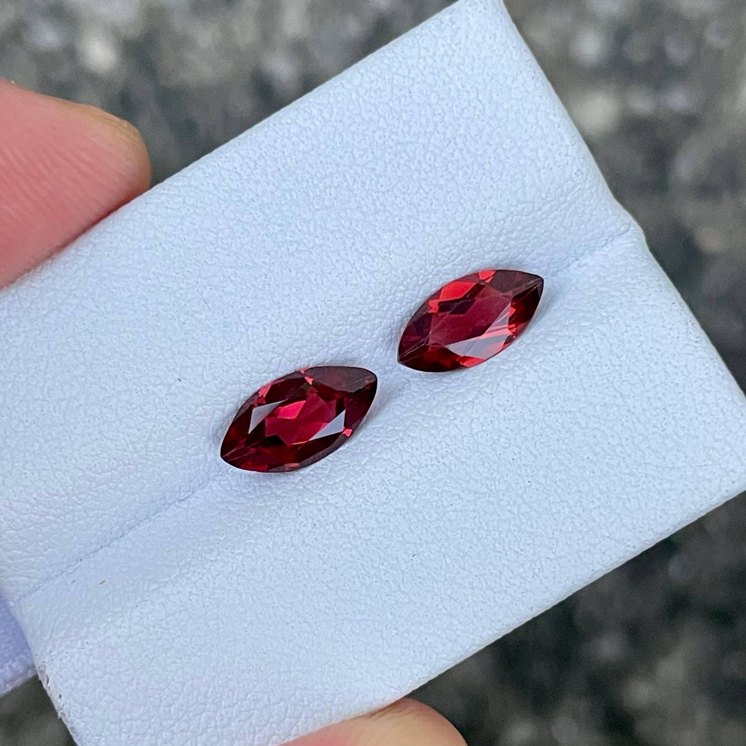 Poids 2,10 carats 
Dimensions 10.1x5.1x2.8 mm
Traitement aucun 
Clarté VVS 
Origine Afrique 
Forme Marquis 
Taillé à facettes 



Cette paire exquise de grenats rhodolite rouges affiche un poids total remarquable de 2,10 carats, taillés de manière