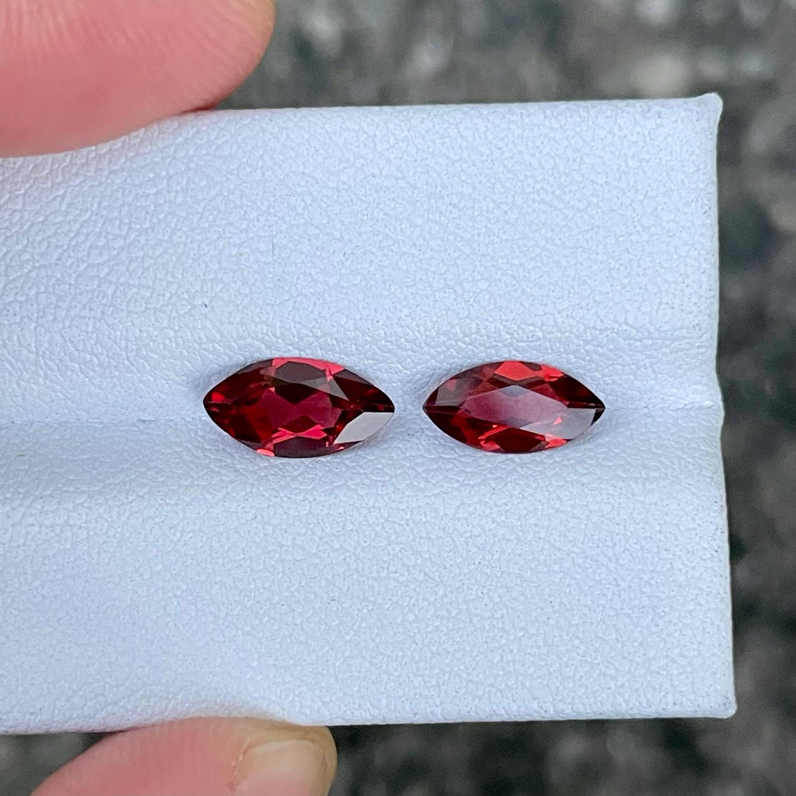 Moderne Paire de grenats rhodolite rouges de 2,10 carats, pierre précieuse africaine de taille marquise en vente