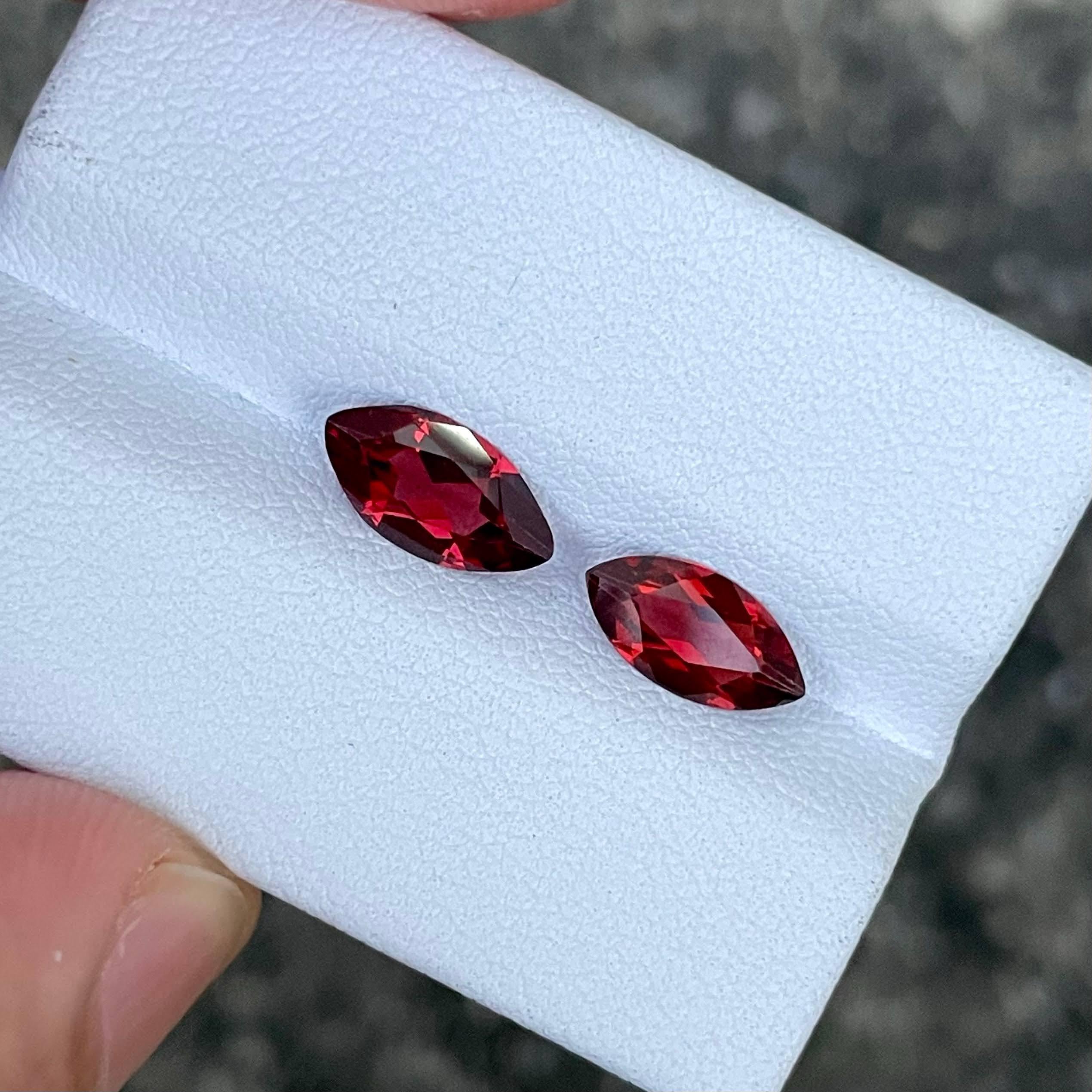 Taille Marquise Paire de grenats rhodolite rouges de 2,10 carats, pierre précieuse africaine de taille marquise en vente
