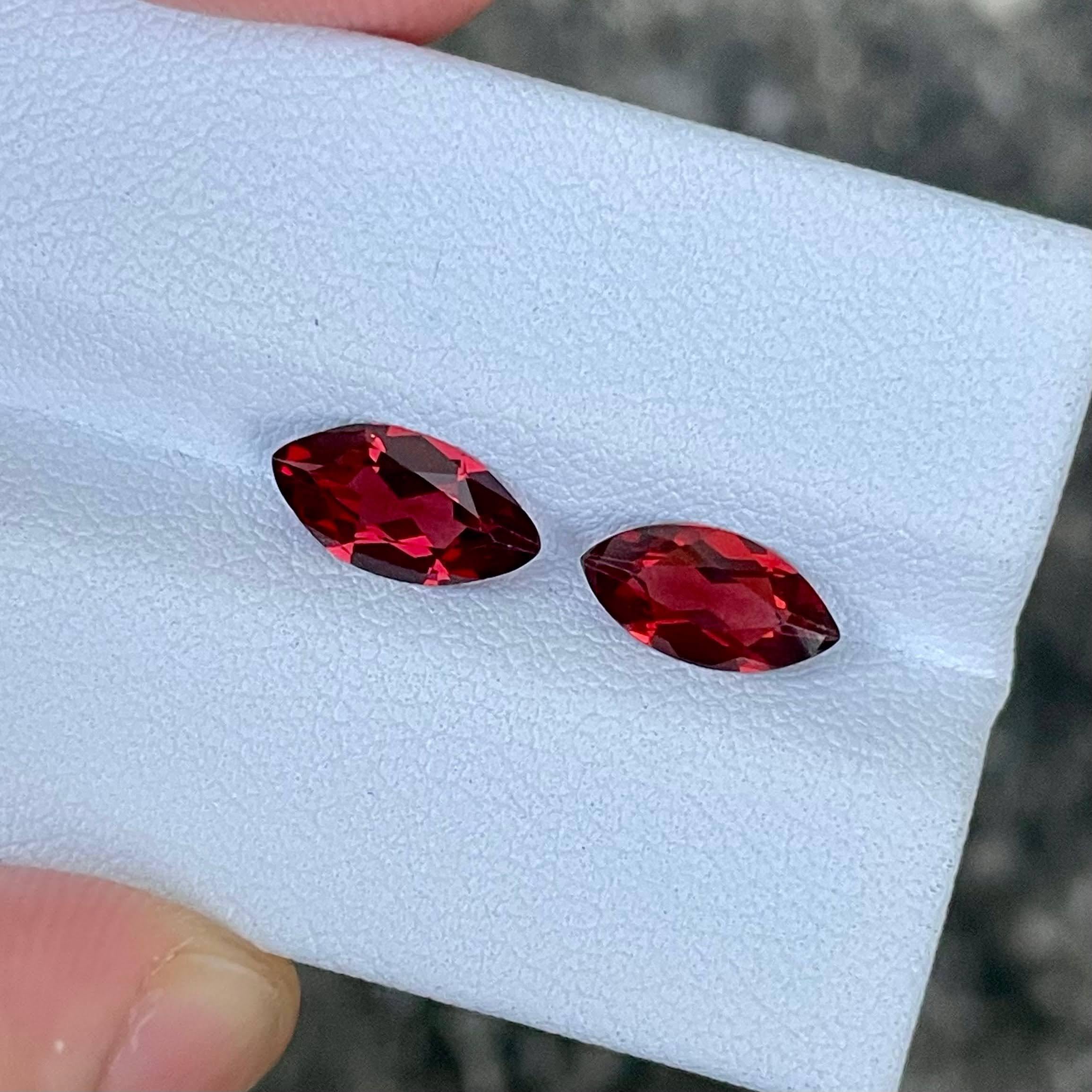 Paire de grenats rhodolite rouges de 2,10 carats, pierre précieuse africaine de taille marquise Neuf - En vente à Bangkok, TH
