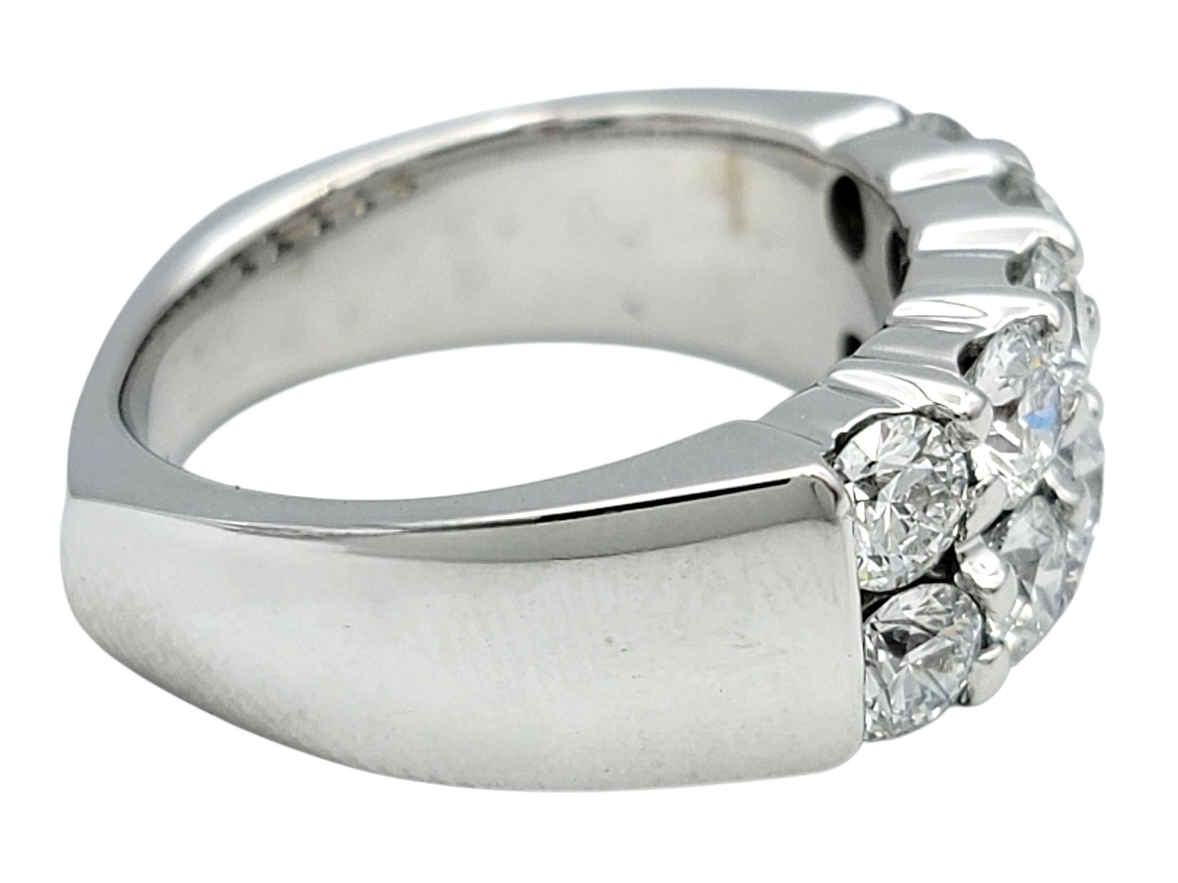 2,10 Karat Runder Brillant Diamant Zwei Row Band Ring 18 Karat Weißgold im Zustand „Gut“ im Angebot in Scottsdale, AZ