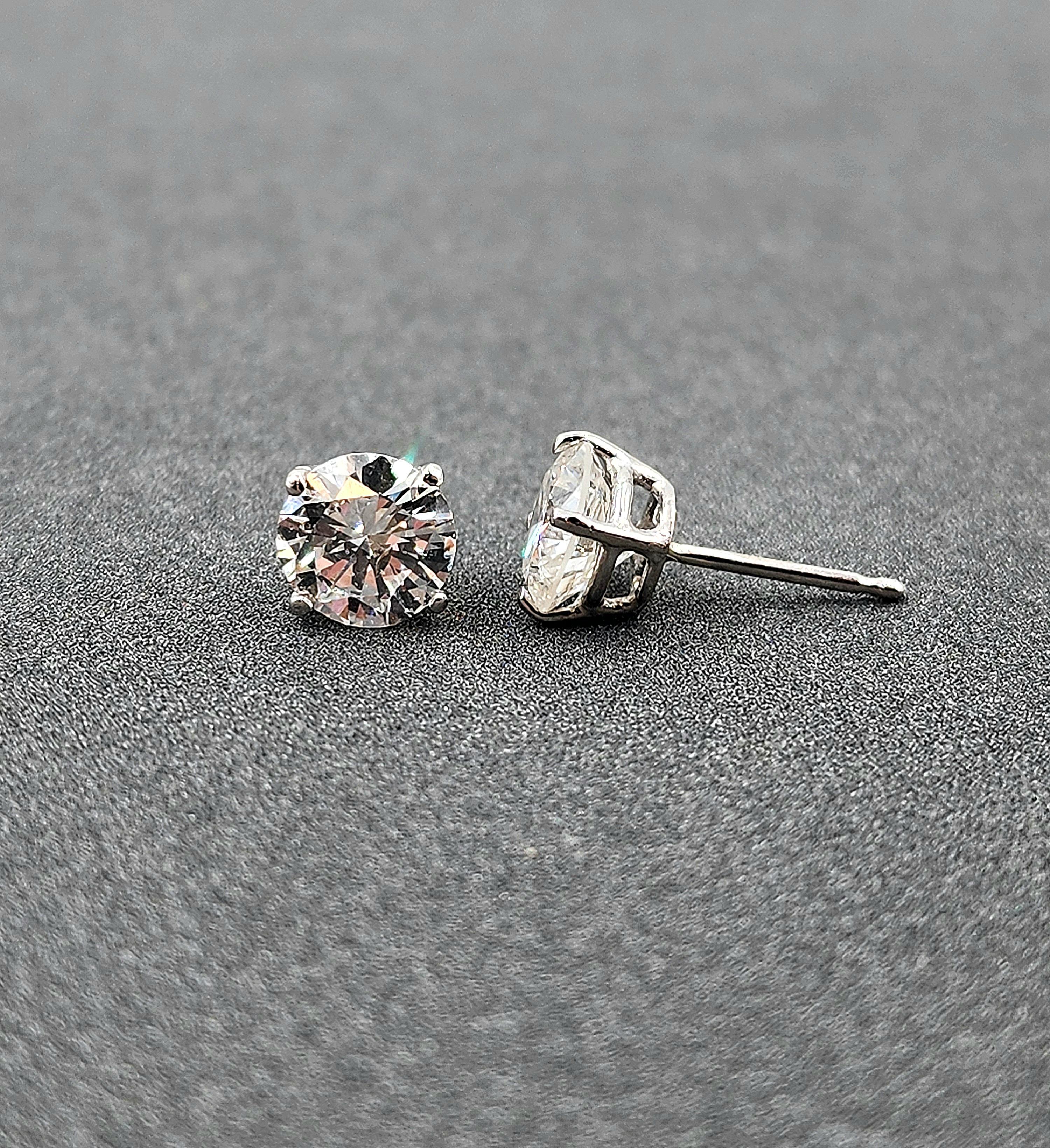 Pendientes de diamantes de 2.10 ct Corte redondo en venta