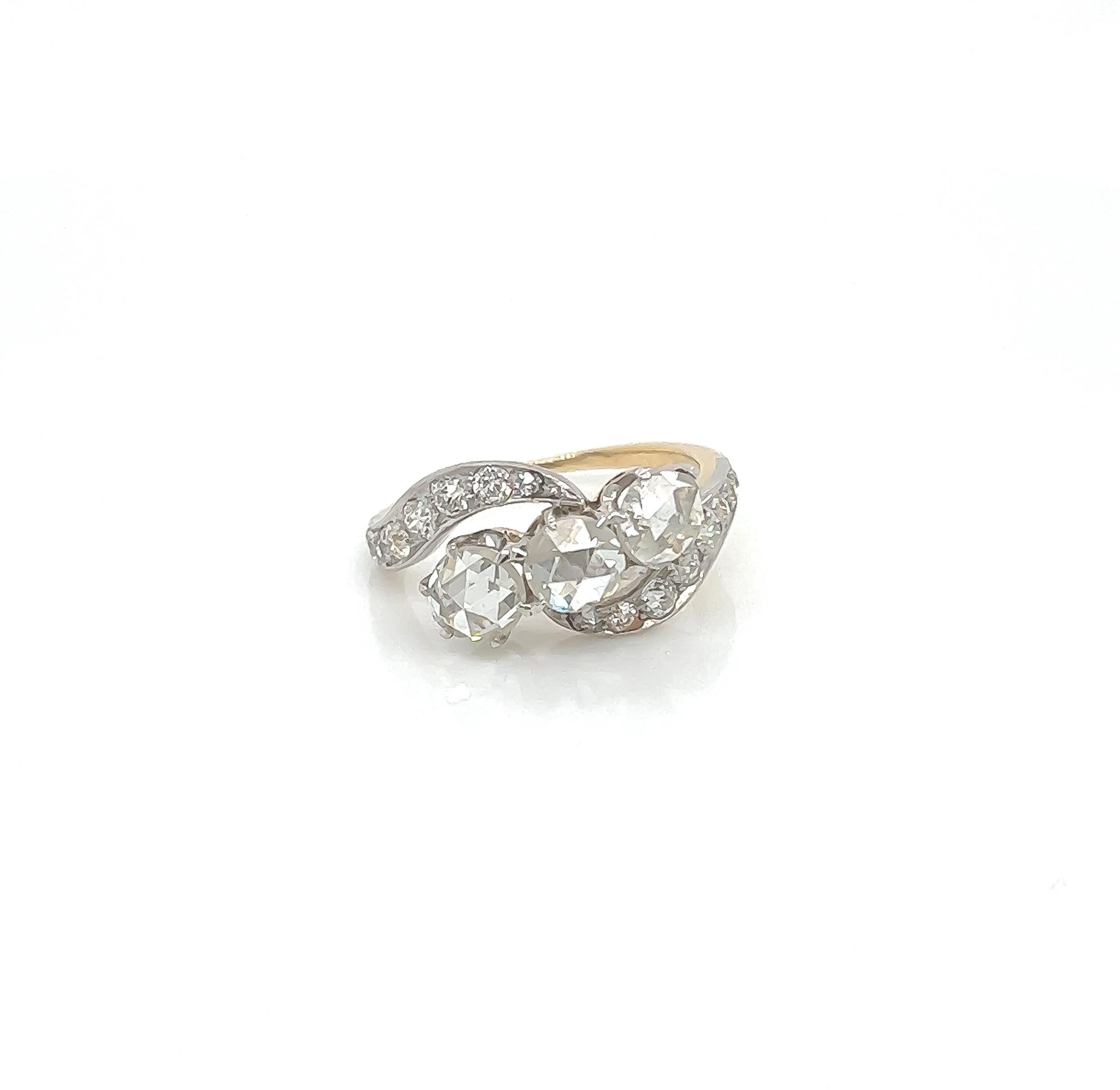 2.10 Gesamtkarat Dreistein-Ring aus Gold mit Pave-Diamanten

Der Ring ist eine klassische Vintage-Schönheit aus den Roaring 20s. In der Mitte befinden sich drei seltene Diamanten im Rosenschliff. Die Hauptsteine sind von kleineren Diamanten in