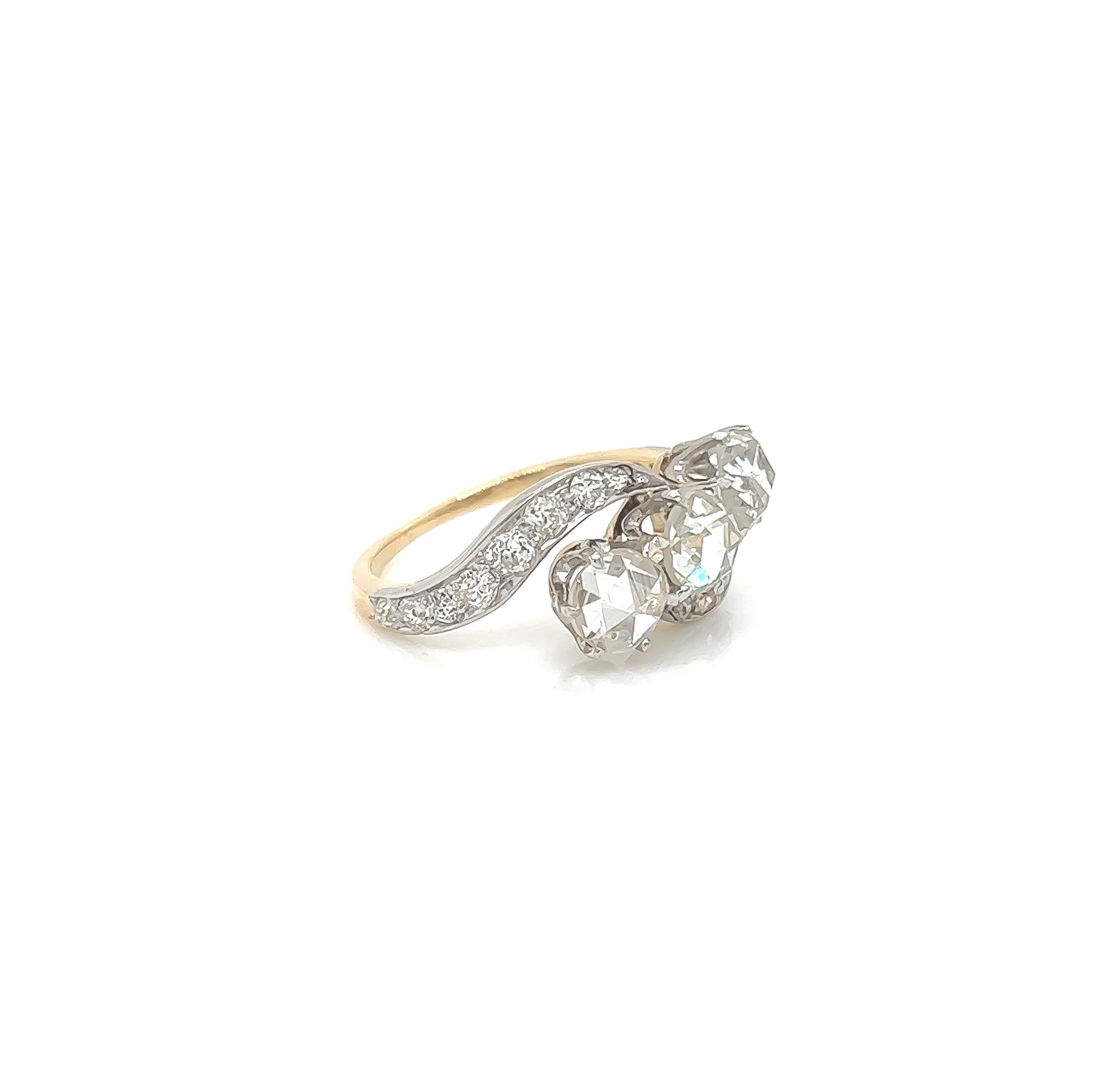 Taille rose Bague en or vintage à trois pierres de 2,10 carats au total avec diamants pavés en vente