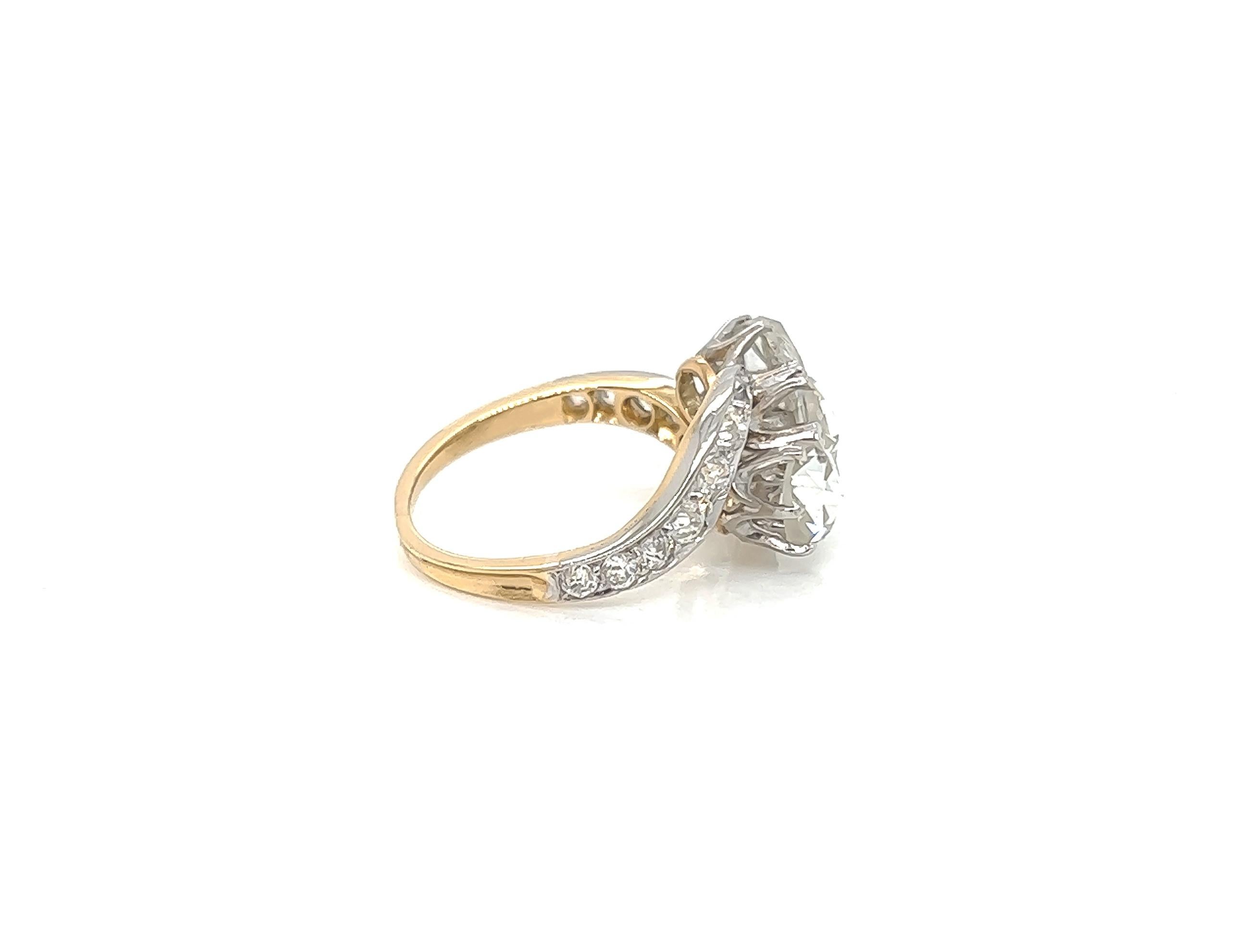 Bague en or vintage à trois pierres de 2,10 carats au total avec diamants pavés Bon état - En vente à New York, NY