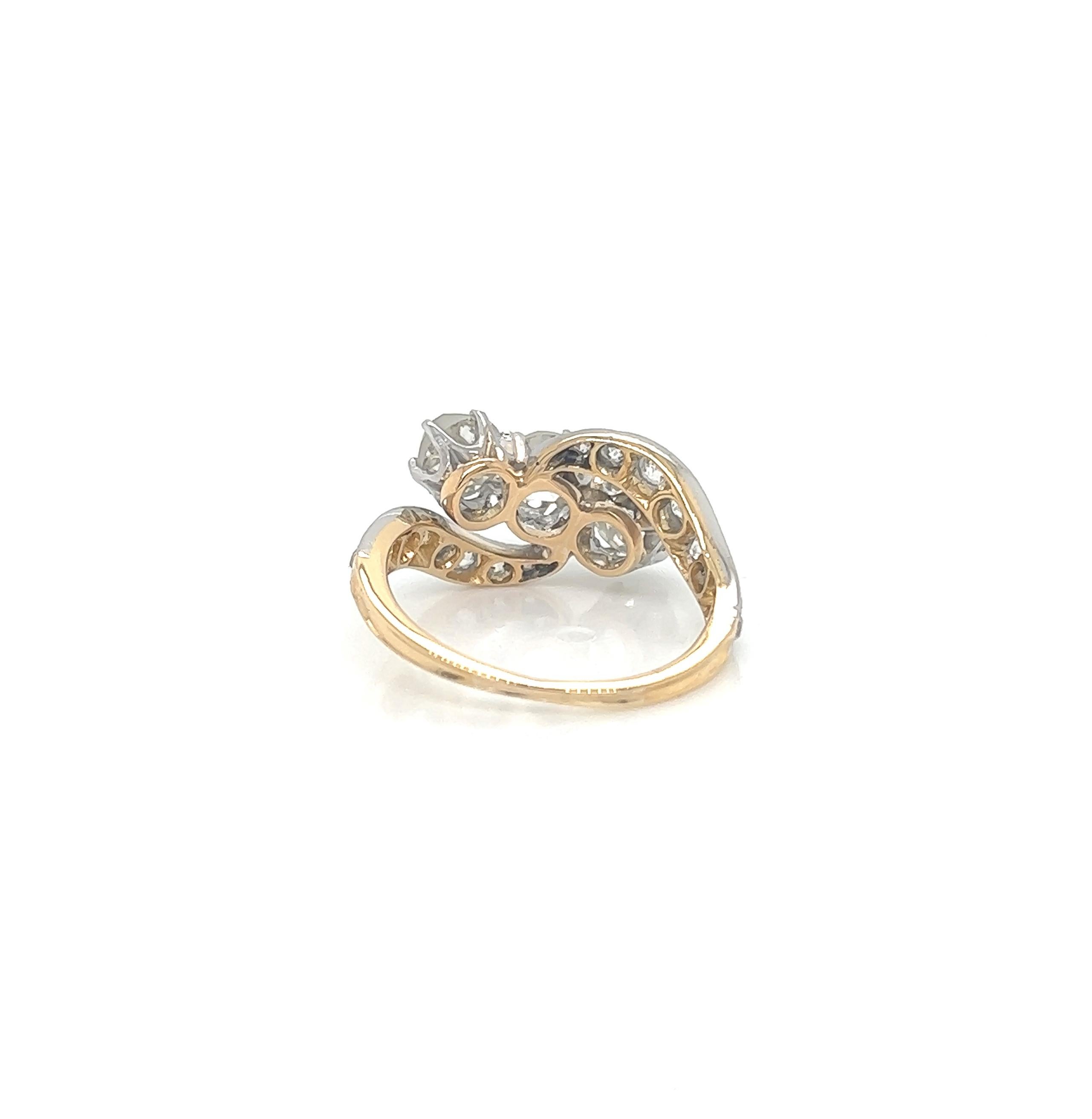 Bague en or vintage à trois pierres de 2,10 carats au total avec diamants pavés en vente 1