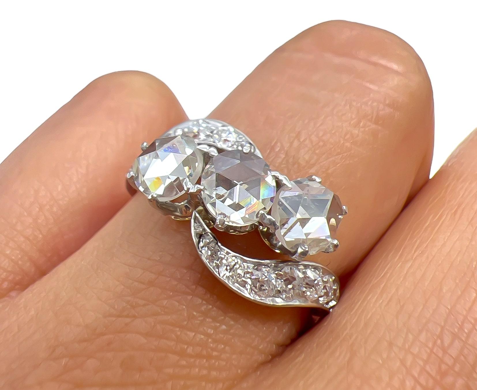 Bague en or vintage à trois pierres de 2,10 carats au total avec diamants pavés en vente 2