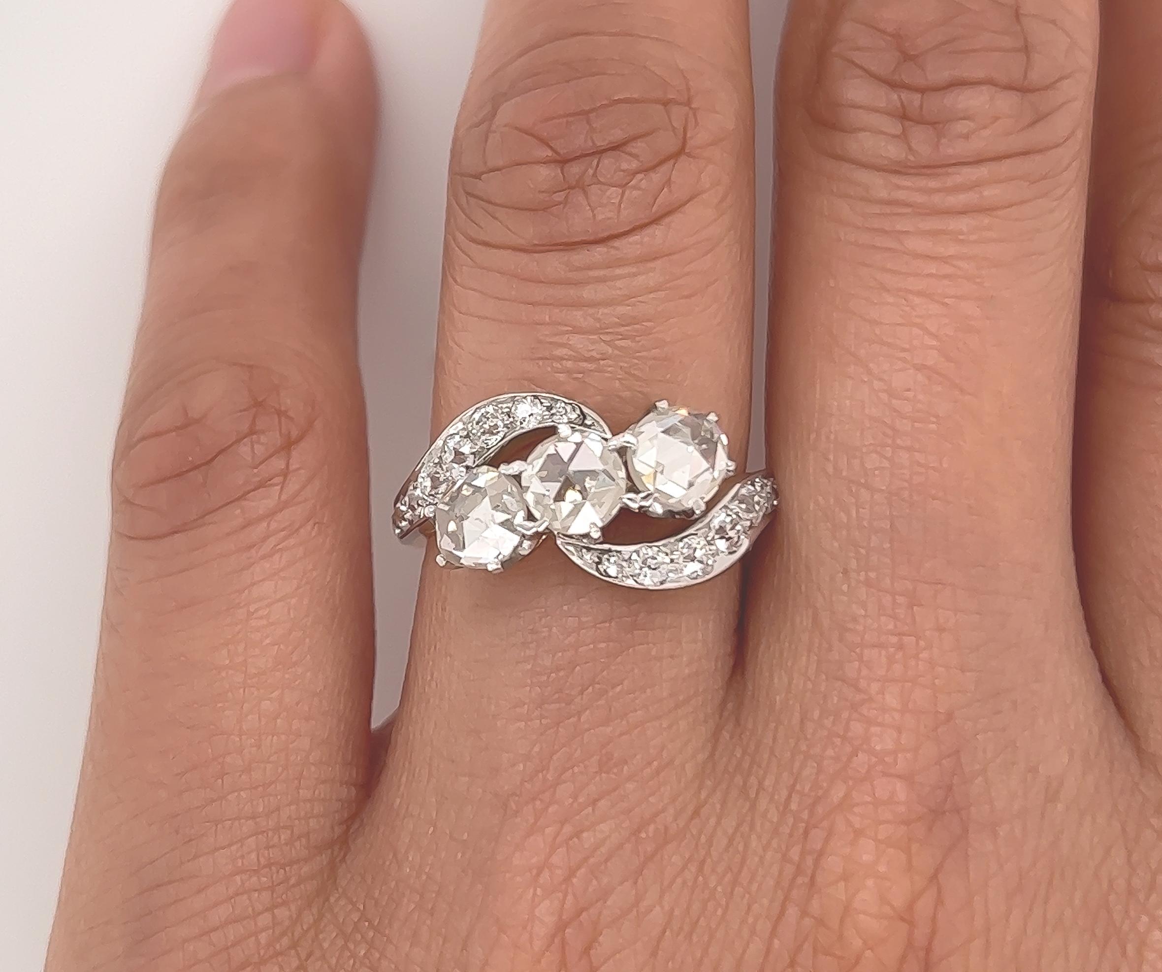 Bague en or vintage à trois pierres de 2,10 carats au total avec diamants pavés en vente 3