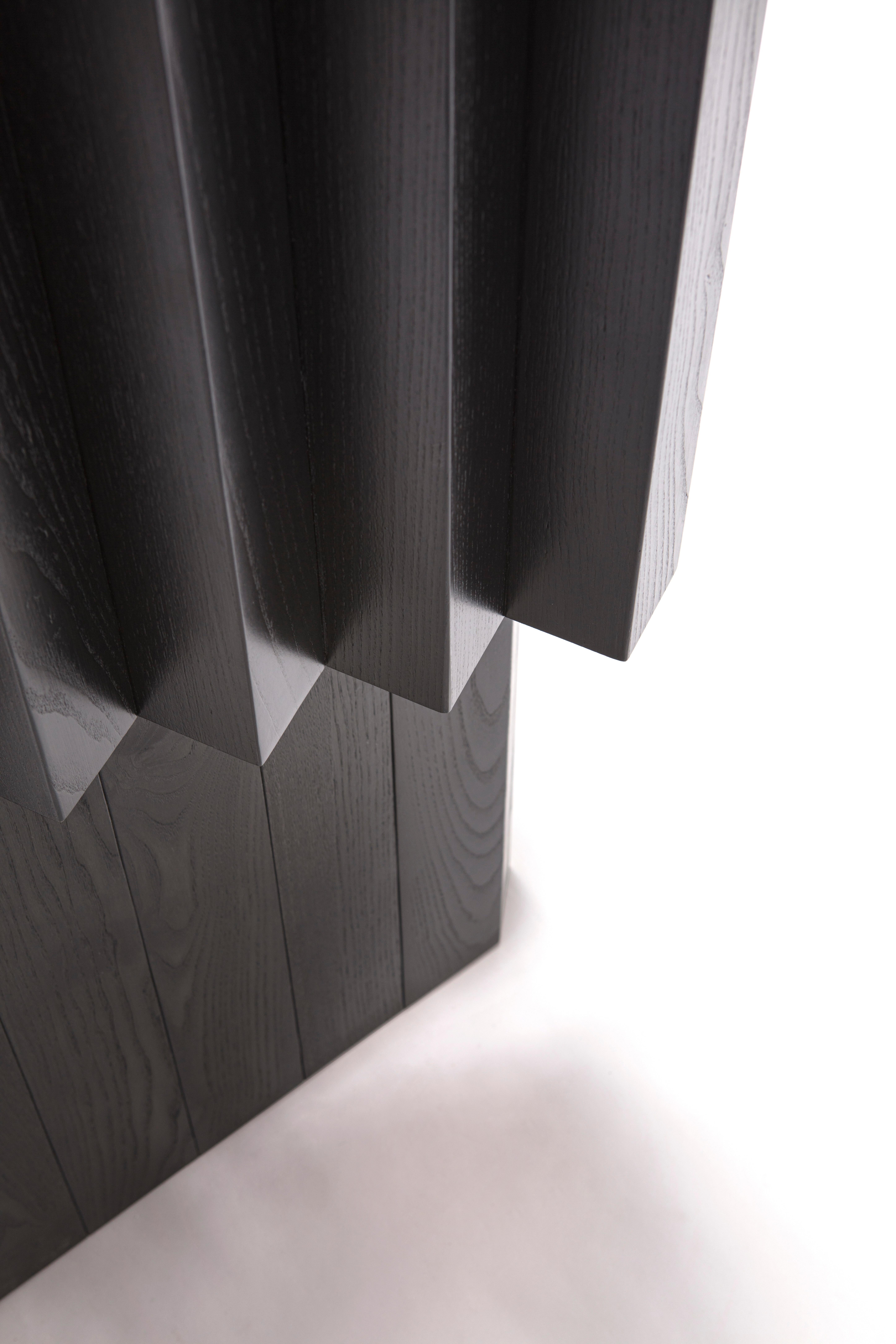 XXI secolo e contemporaneo Colonna moderna 210 Wood con ripiani in vetro e interni laccati di David David in vendita
