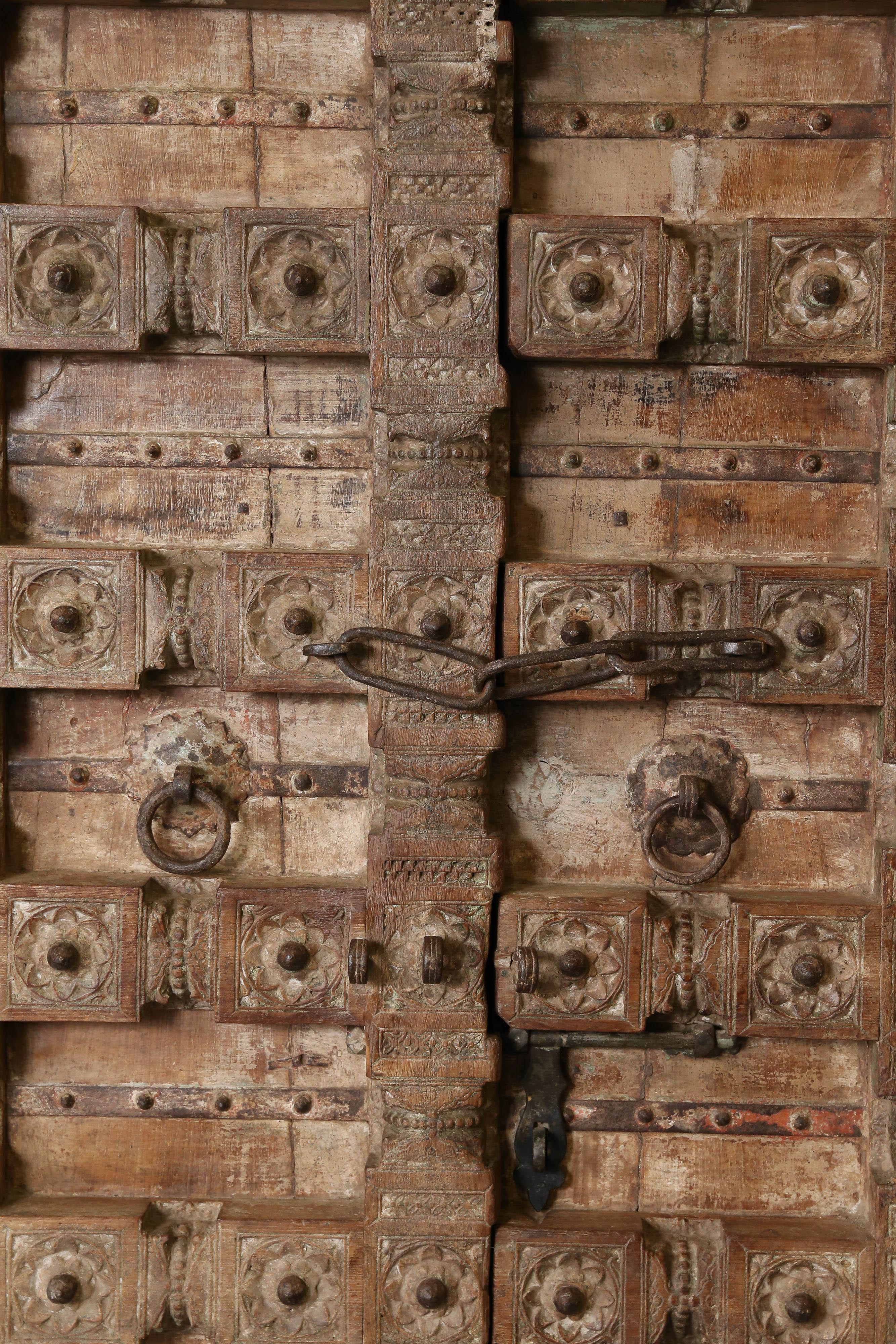 Es ist erstaunlich, dass diese Türen auch nach so langer Zeit noch in gutem Zustand sind. Sie ist ein Zeugnis für die Fähigkeit und das Können der Handwerker, die die MATERIALIEN handverlesen und zu einem Kunstwerk geformt haben. Jedes Teil an der