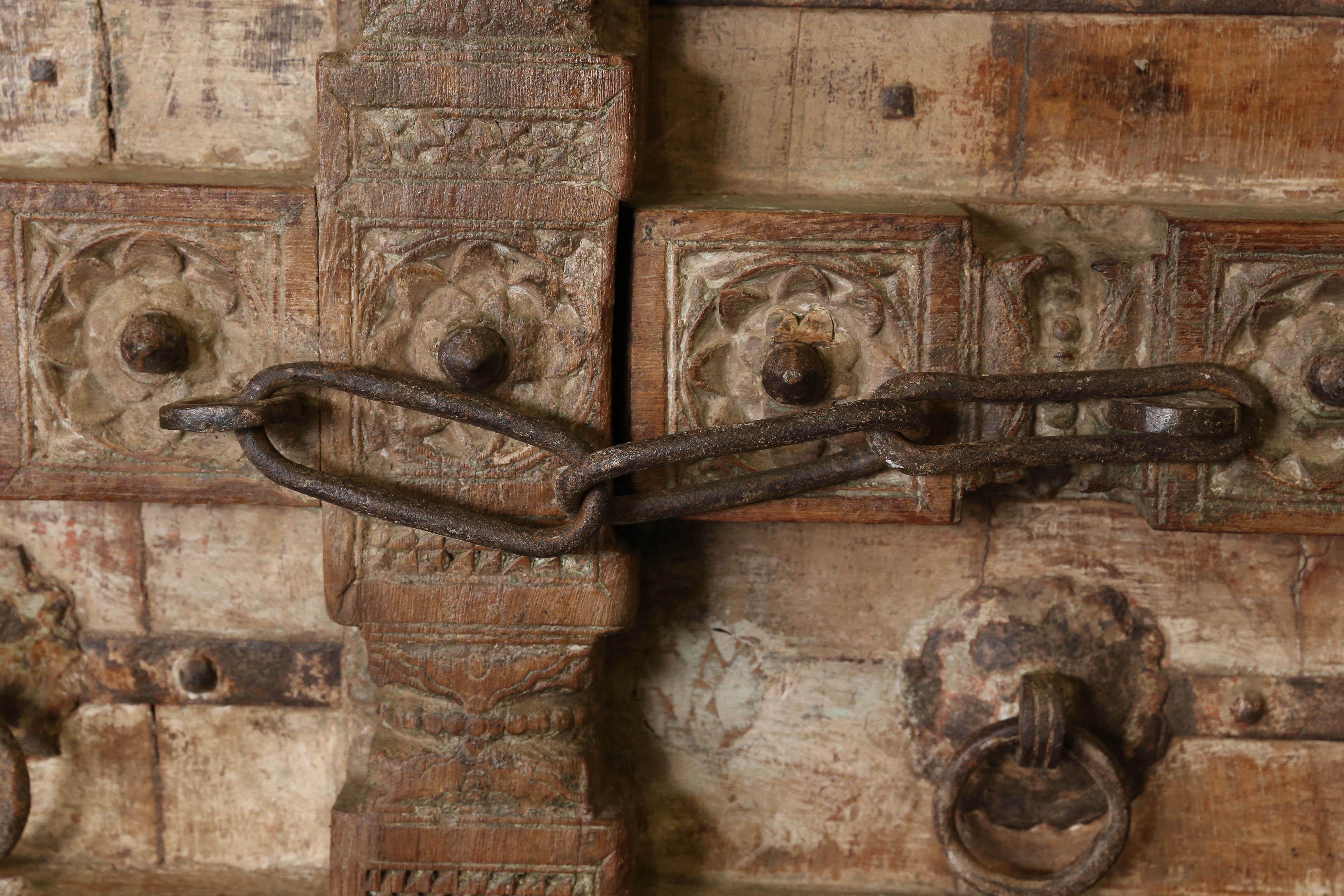 210 Jahre alt, stark befestigte Tür aus massivem Teakholz aus einem Dorf Tempel (Anglo Raj)