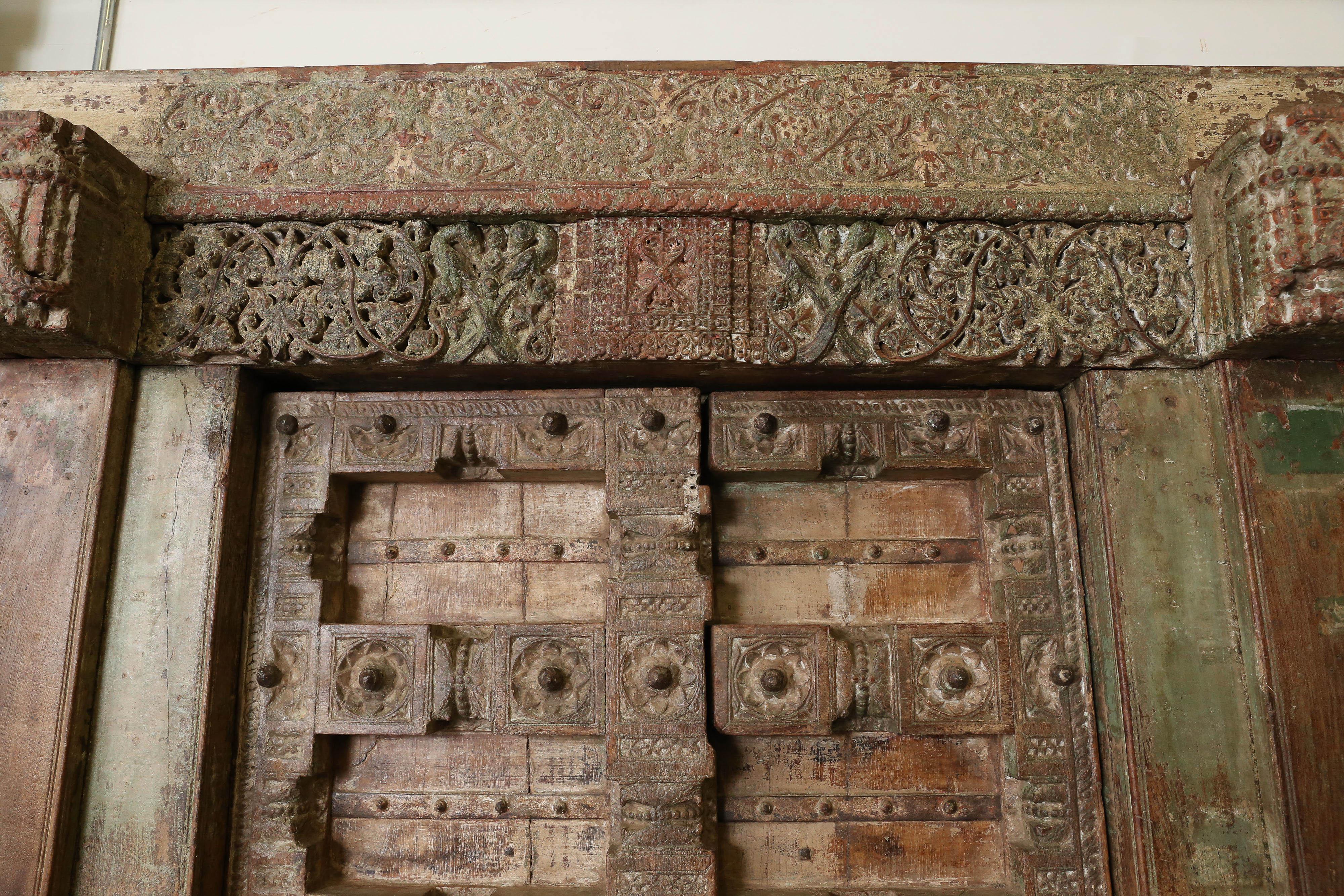210 Jahre alt, stark befestigte Tür aus massivem Teakholz aus einem Dorf Tempel (Indisch)