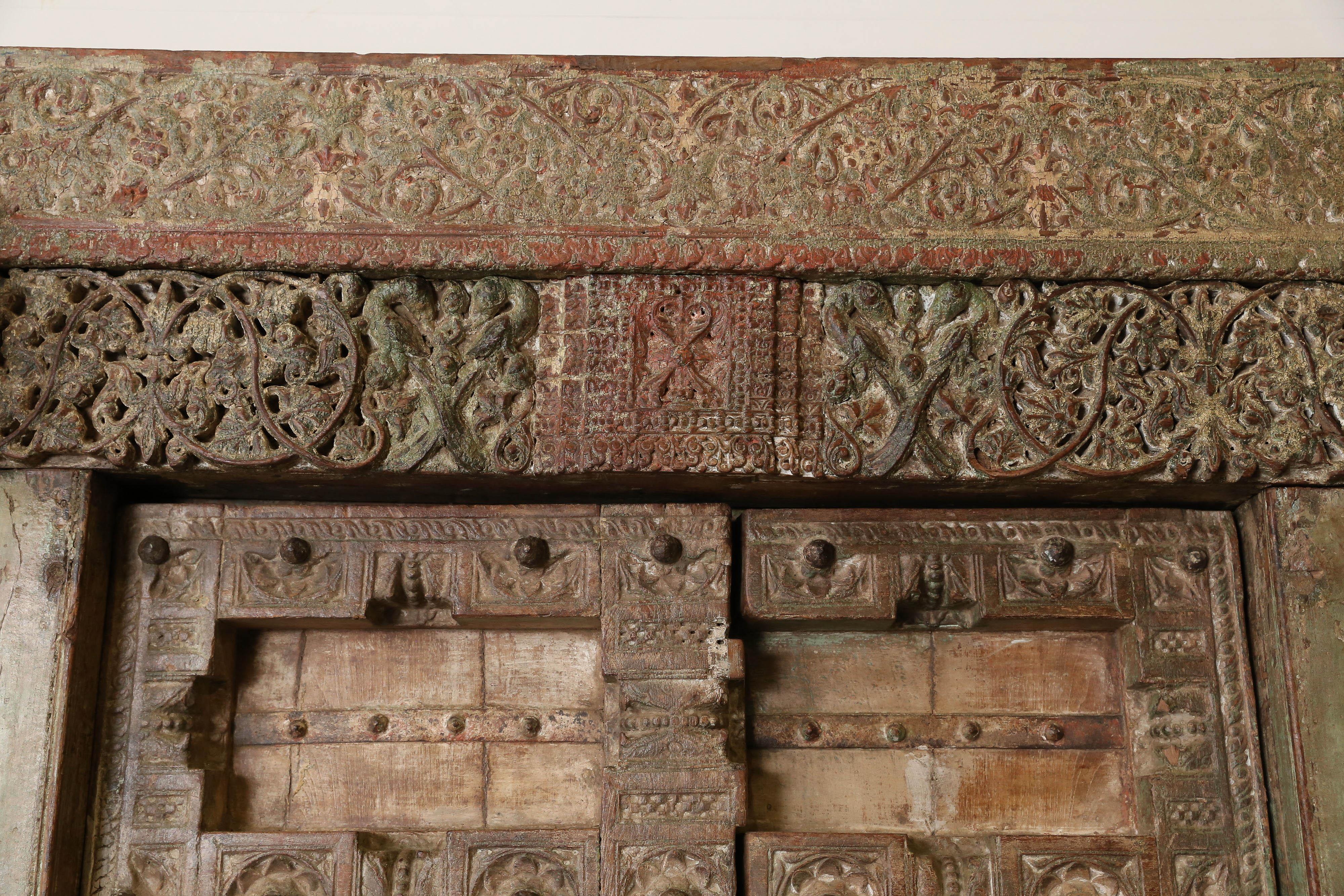 210 Jahre alt, stark befestigte Tür aus massivem Teakholz aus einem Dorf Tempel (Frühes 19. Jahrhundert)