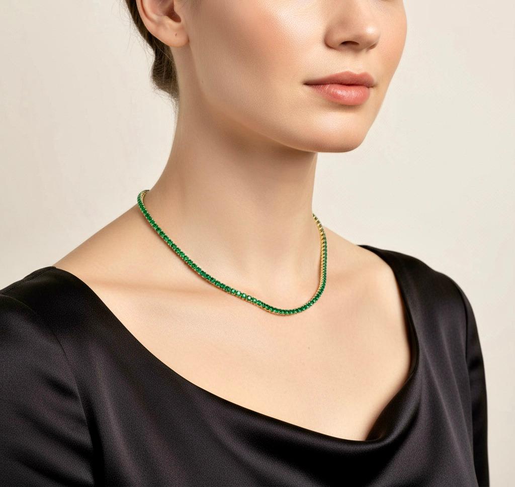 Magnifique collier de tennis composé d'émeraudes COLOMBIENNES AAA d'un vert éclatant pesant environ 20-21 carats. Finement réalisé en or blanc 18 carats, d'une longueur de 18 pouces. Parfait pour une tenue décontractée ou une tenue de soirée.