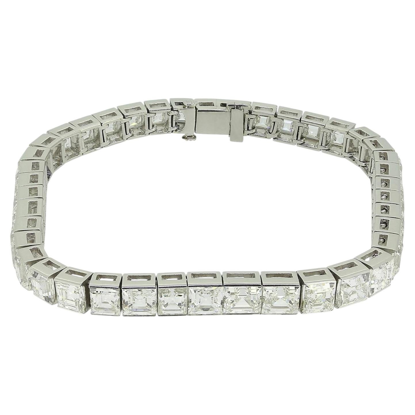 Armband mit Diamanten im Carré-Schliff, 21,00 Karat im Angebot