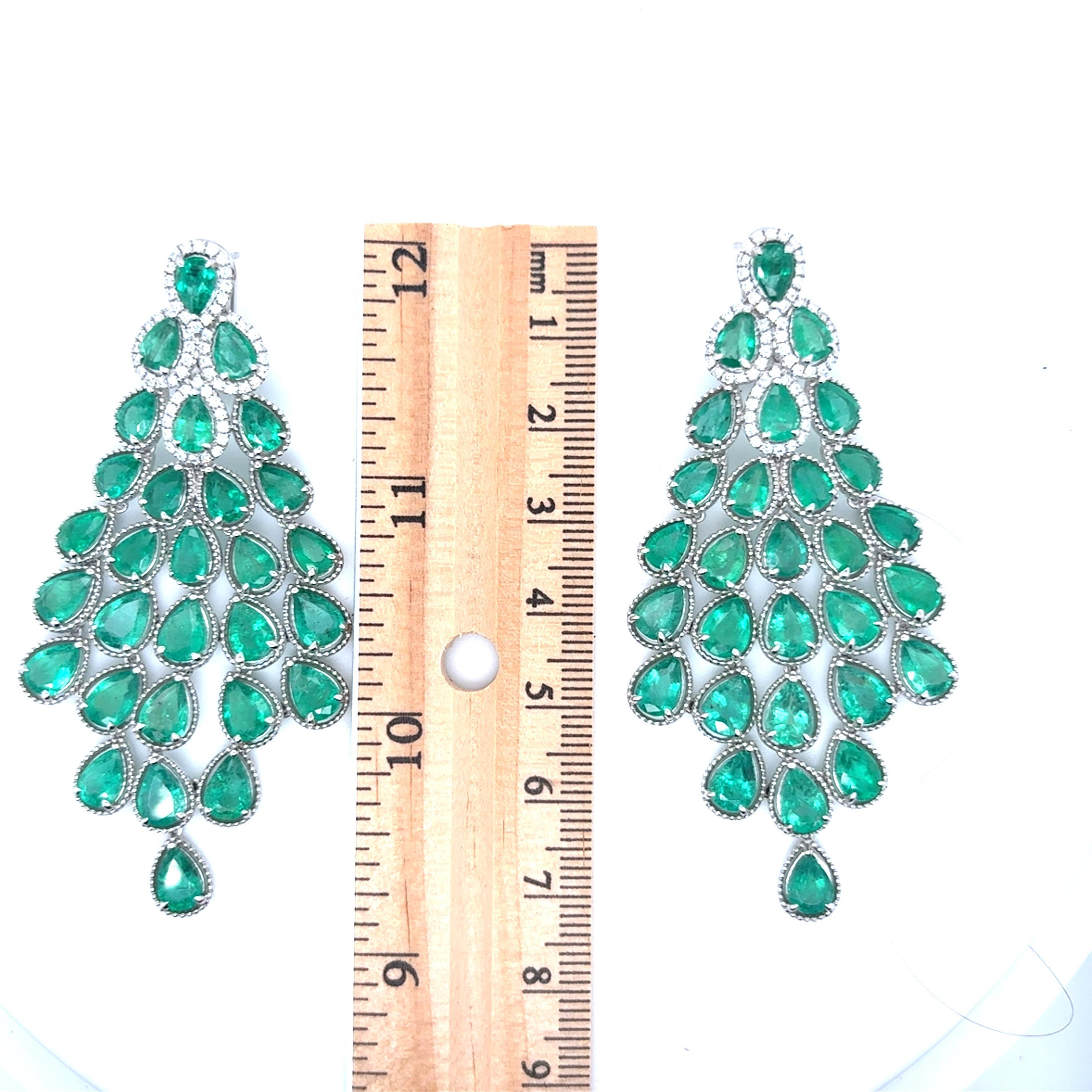 21.02 Boucles d'oreilles chandelier émeraude diamant taille poire en vente 3