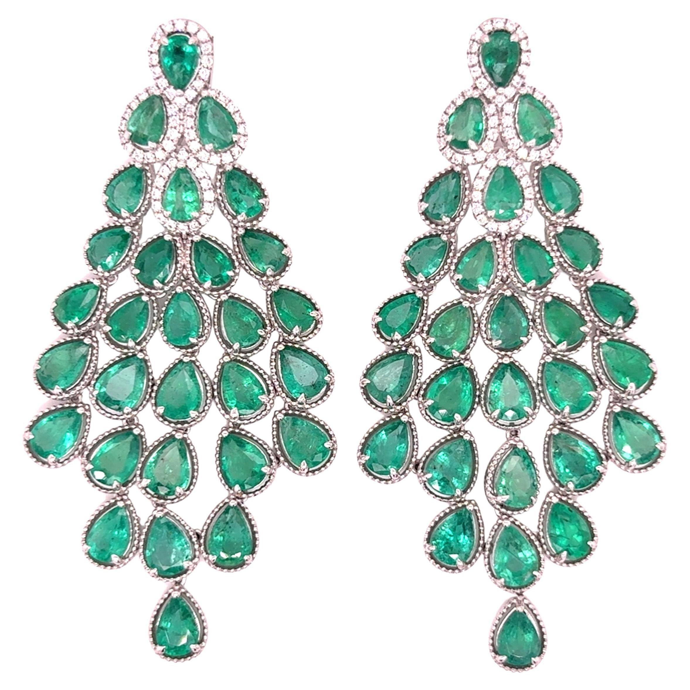 Orecchini Chandelier con diamanti smeraldo taglio pera da 21,02 carati