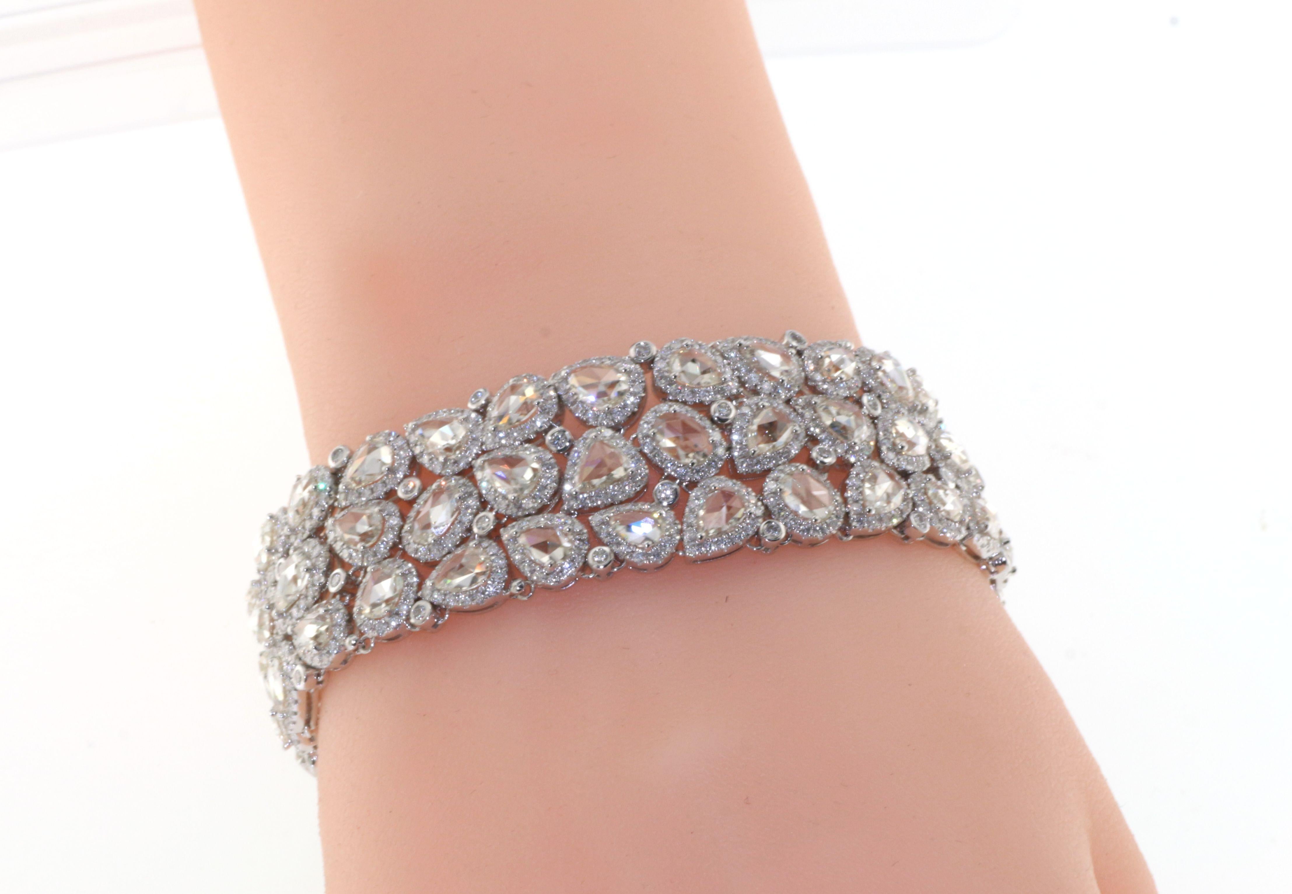 Das Vintage 21,02 Carat Rose Cut Diamond Bracelet aus 18 Karat Weißgold besticht durch seine zeitlose Eleganz. Dieses exquisite Stück ist ein wahres Zeugnis für die Schönheit und Handwerkskunst von Vintage-Schmuck.

Dieses Armband ist mit