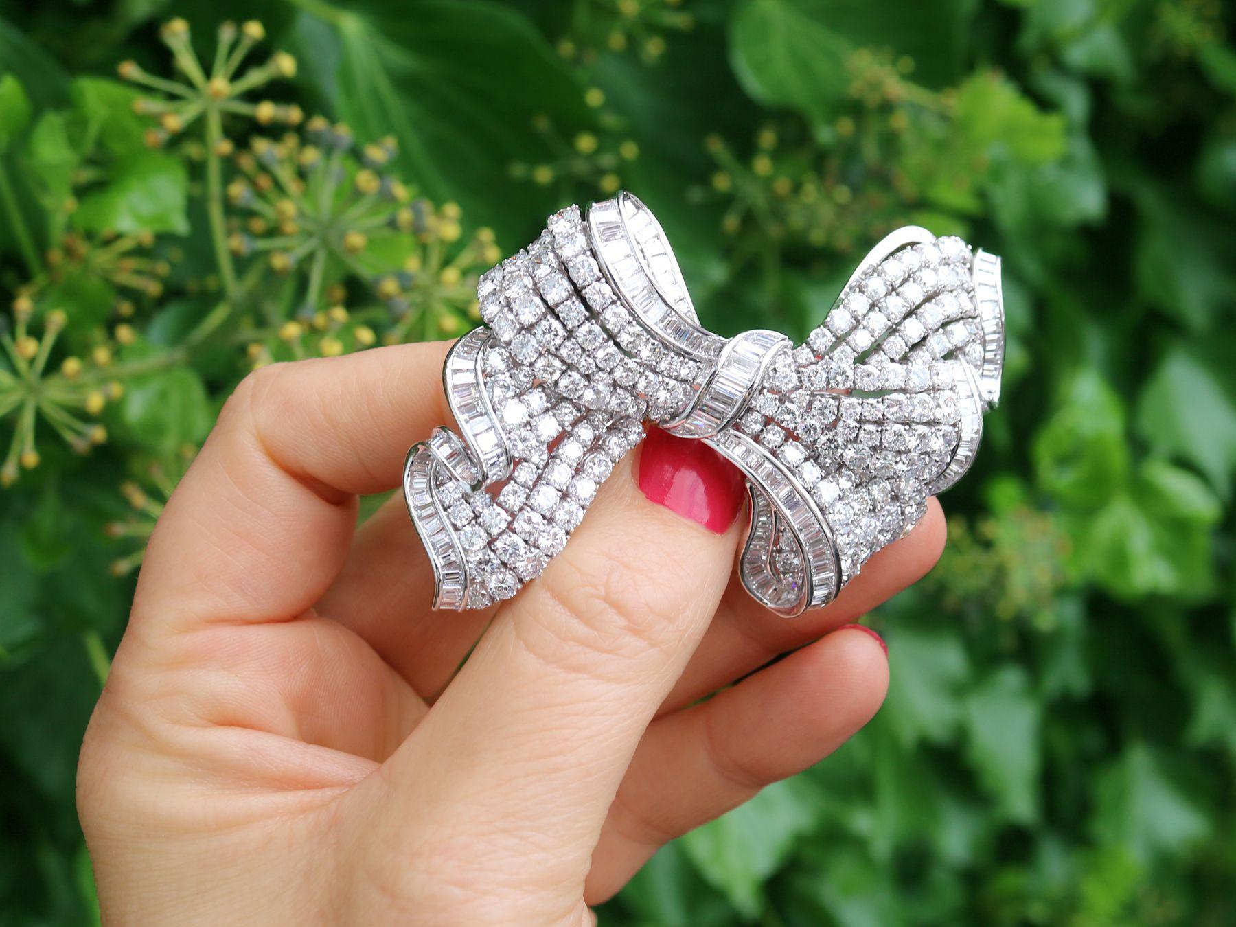 A stunning, fine and impressive, large vintage 1950s 21.04 carat diamond and platinum brooch in the form of a bow; part of our diverse vintage jewelry and estate jewelry collections

This stunning, fine and impressive vintage brooch has been crafted