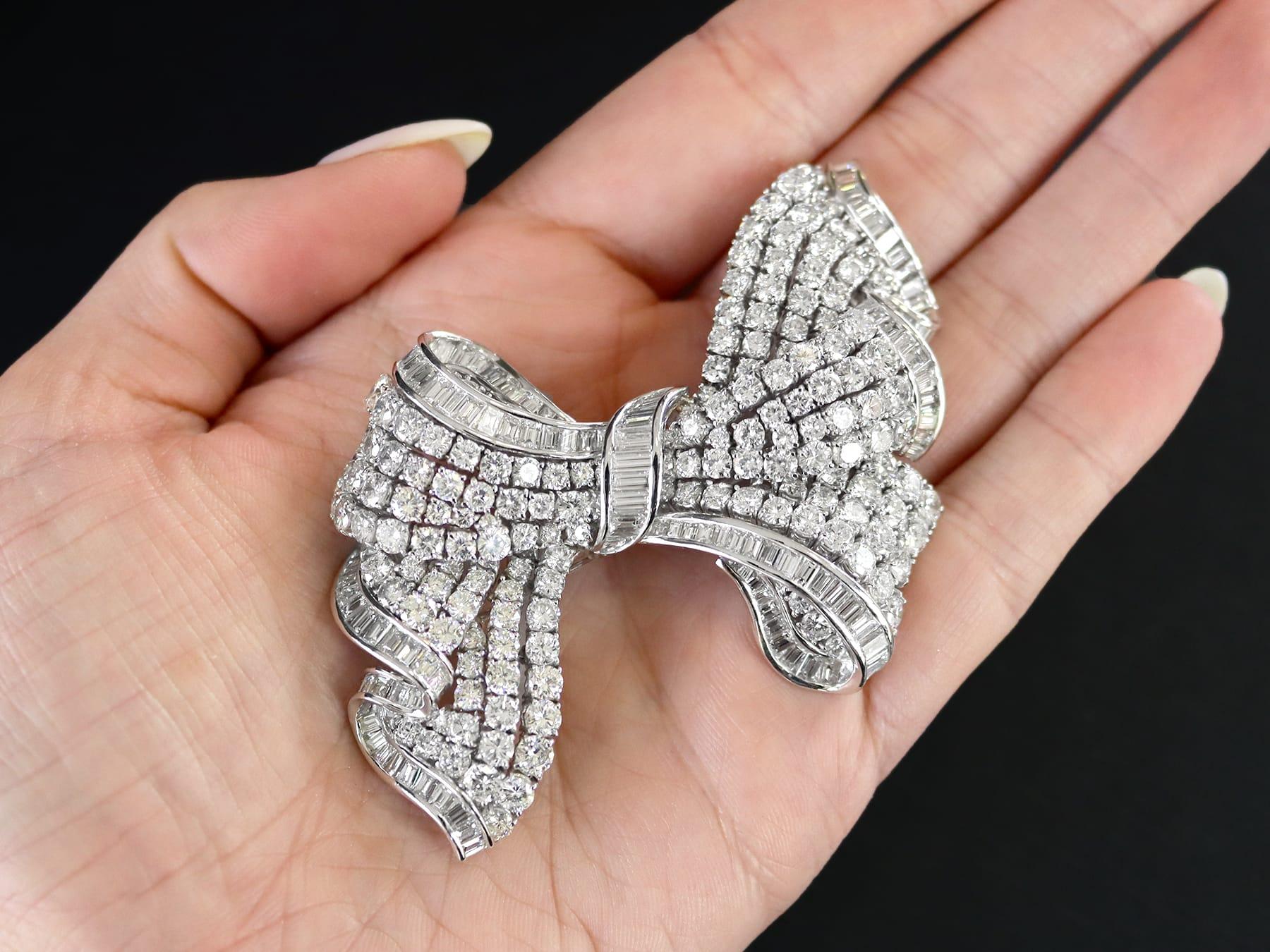 Round Cut 21.04 Carat Diamond and Platinum Bow Brooch For Sale