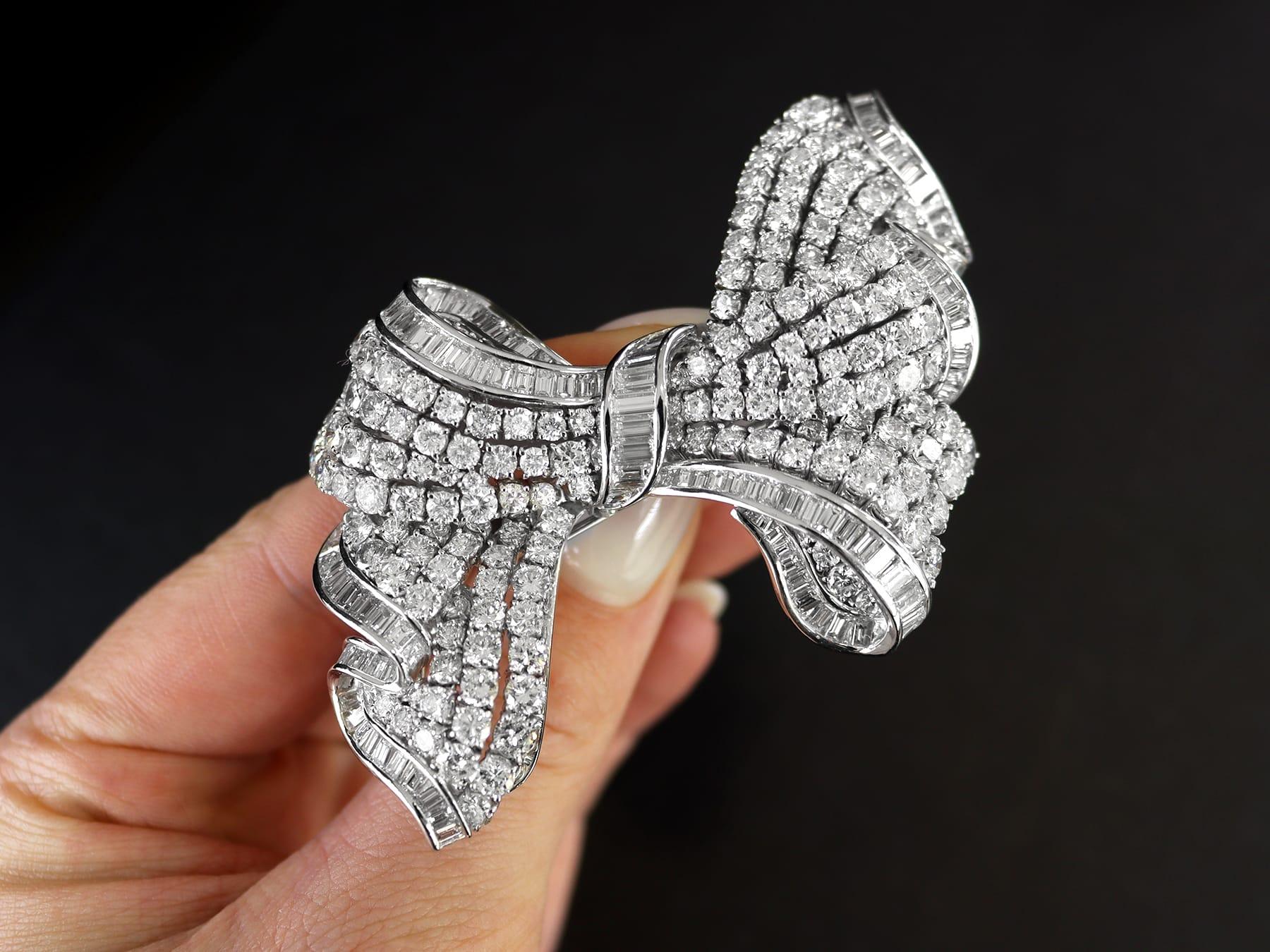 21.04 Carat Diamond and Platinum Bow Brooch In Excellent Condition For Sale In Jesmond, Newcastle Upon Tyne