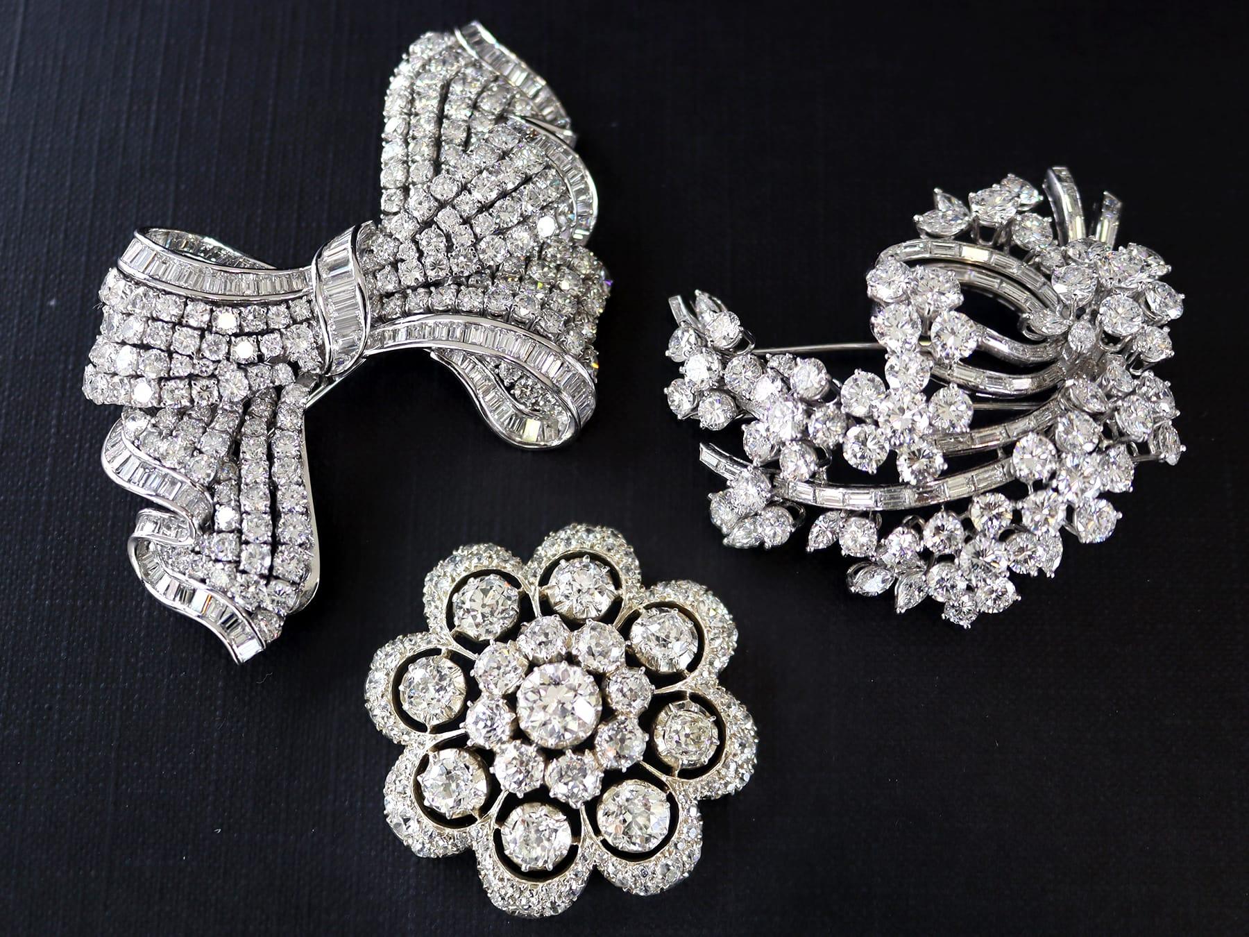 Women's or Men's 21.04 Carat Diamond and Platinum Bow Brooch For Sale