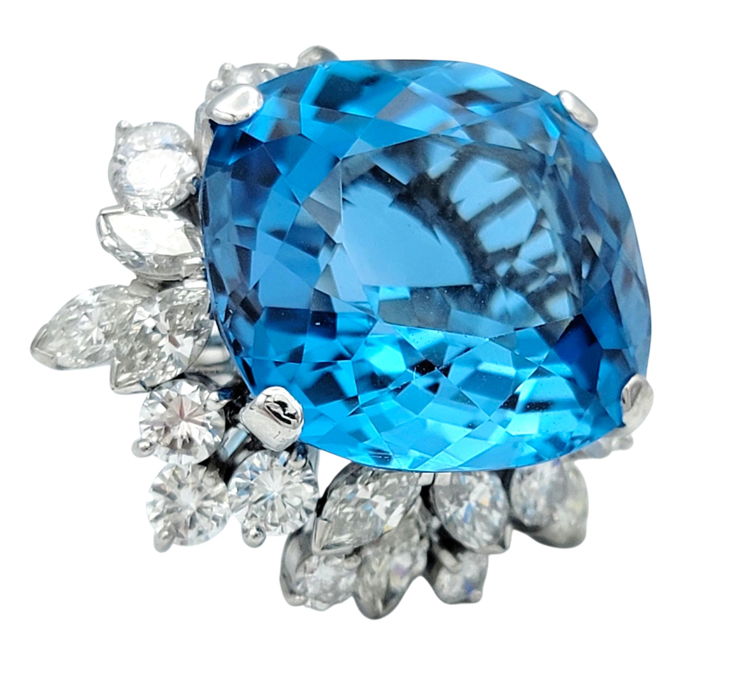 Contemporaneo Ciondolo di Topazio Blu da 21,05 carati con taglio a cuscino e diamanti in Platino in vendita