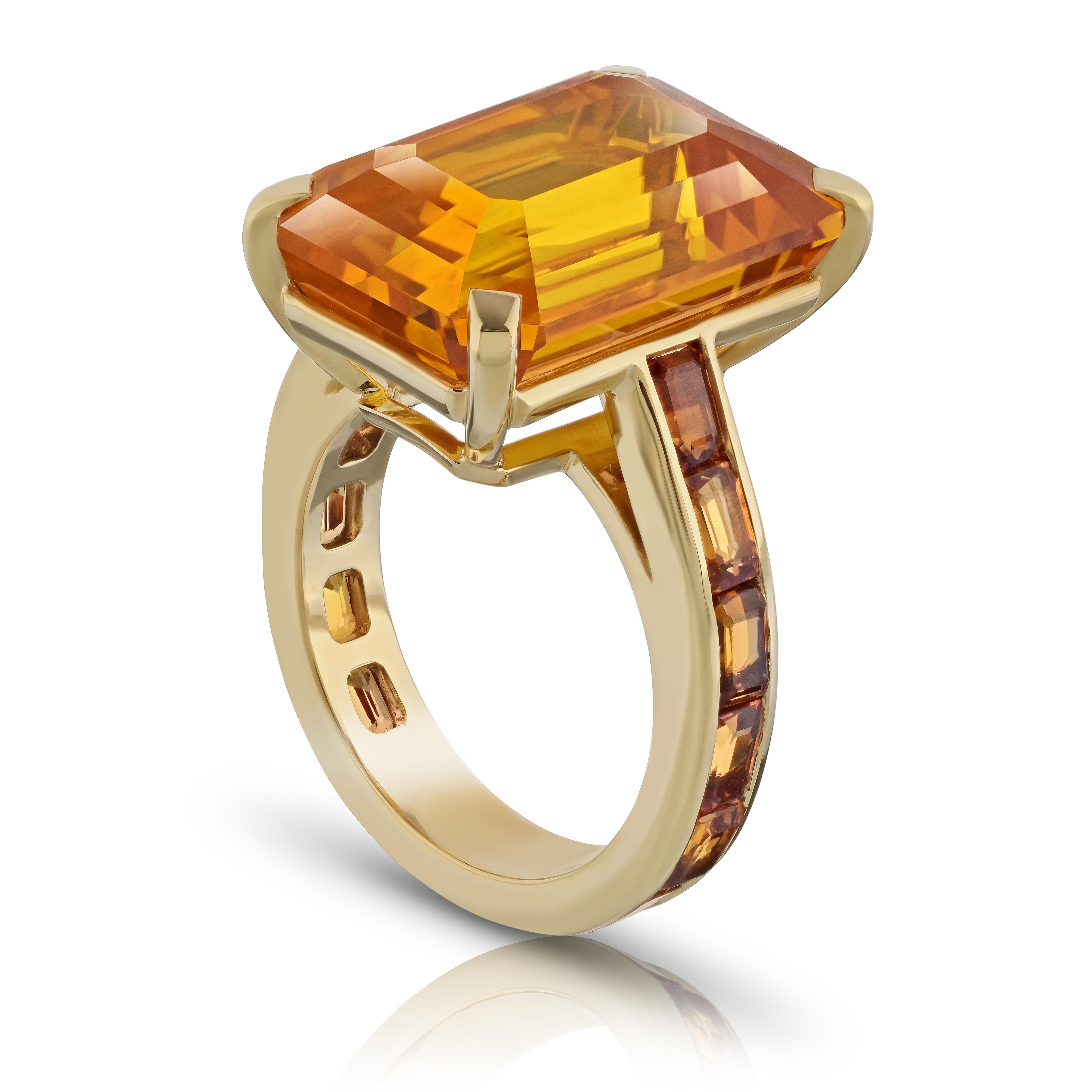 21,05 Karat Orangefarbener Saphir im Smaragdschliff (H) mit zwölf Saphiren im Smaragdschliff (3,58 Karat), gefasst in einem handgefertigten 20K YG Ring