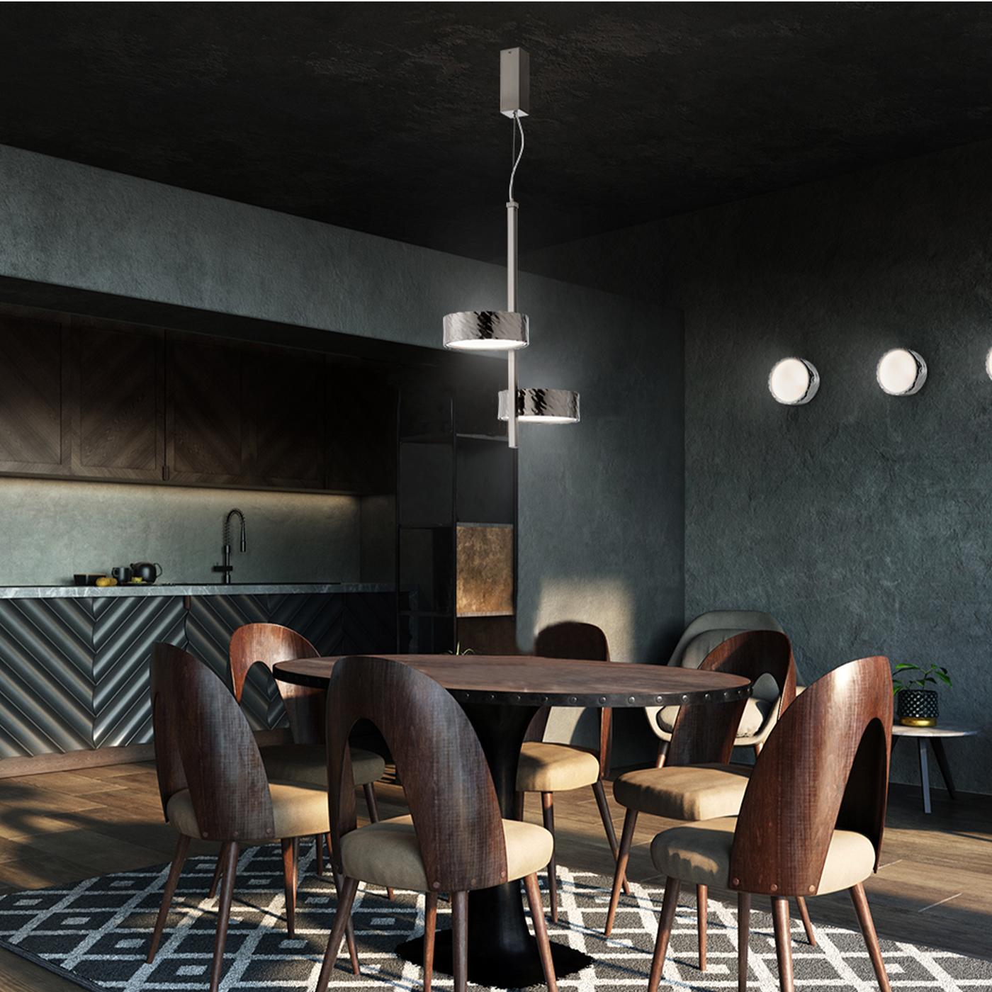 Esta colección se asemeja a un diseño bellamente equilibrado con un fuerte saber hacer que creció con los años. Martillado por manos de artesanos experimentados. Diseñado para ser el punto culminante de un proyecto de interiorismo, combina la