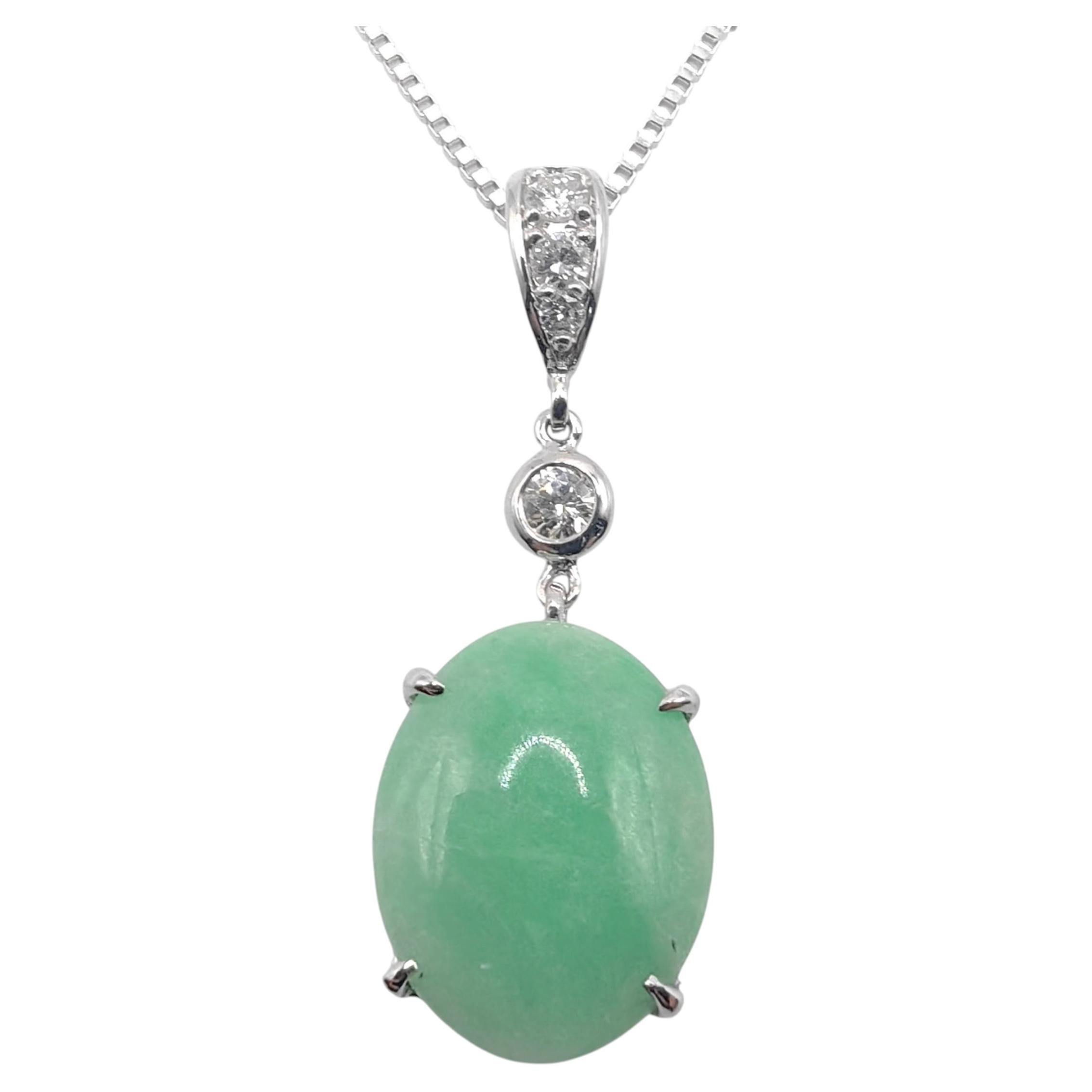 Pendentif en or blanc 18 carats serti d'un cabochon ovale de jadéite vert pomme de 2,10 carats