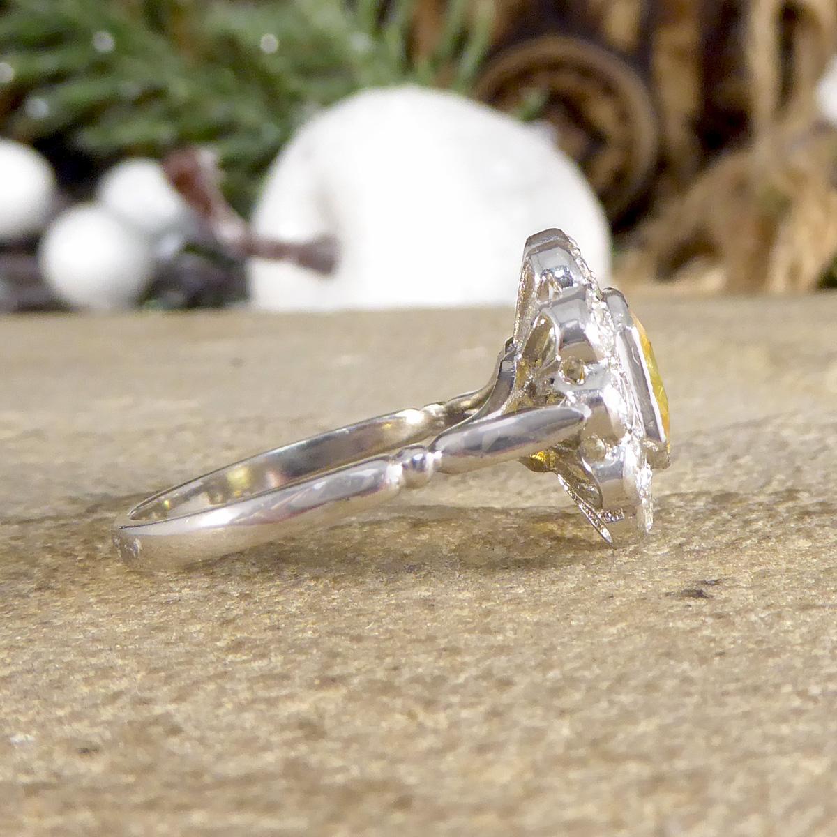 2,10 Karat gelber Saphir im Asscher-Schliff und 0,90 Karat Diamant-Cluster-Ring in 18 Karat Weiß (Art déco)
