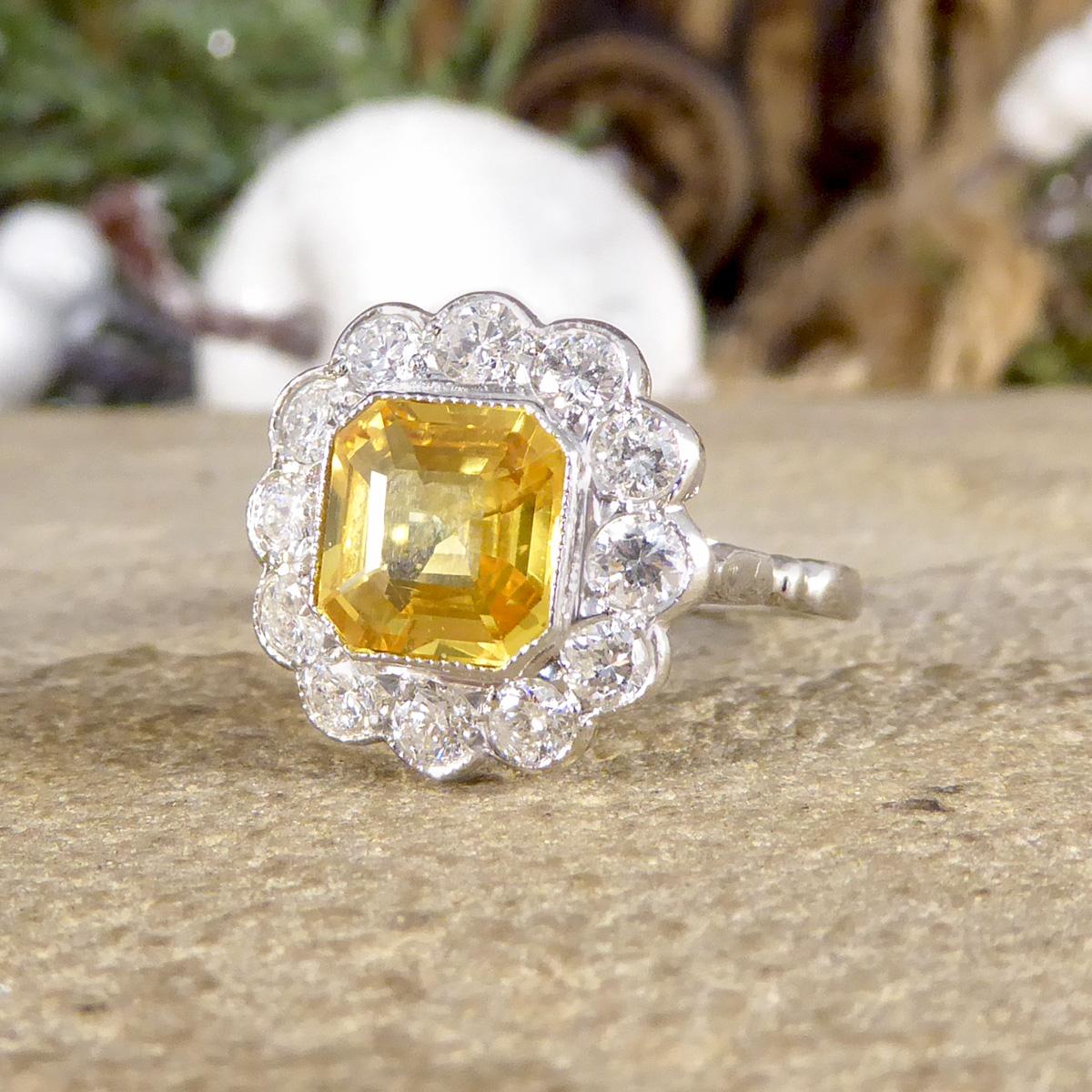 2,10 Karat gelber Saphir im Asscher-Schliff und 0,90 Karat Diamant-Cluster-Ring in 18 Karat Weiß im Zustand „Hervorragend“ in Yorkshire, West Yorkshire