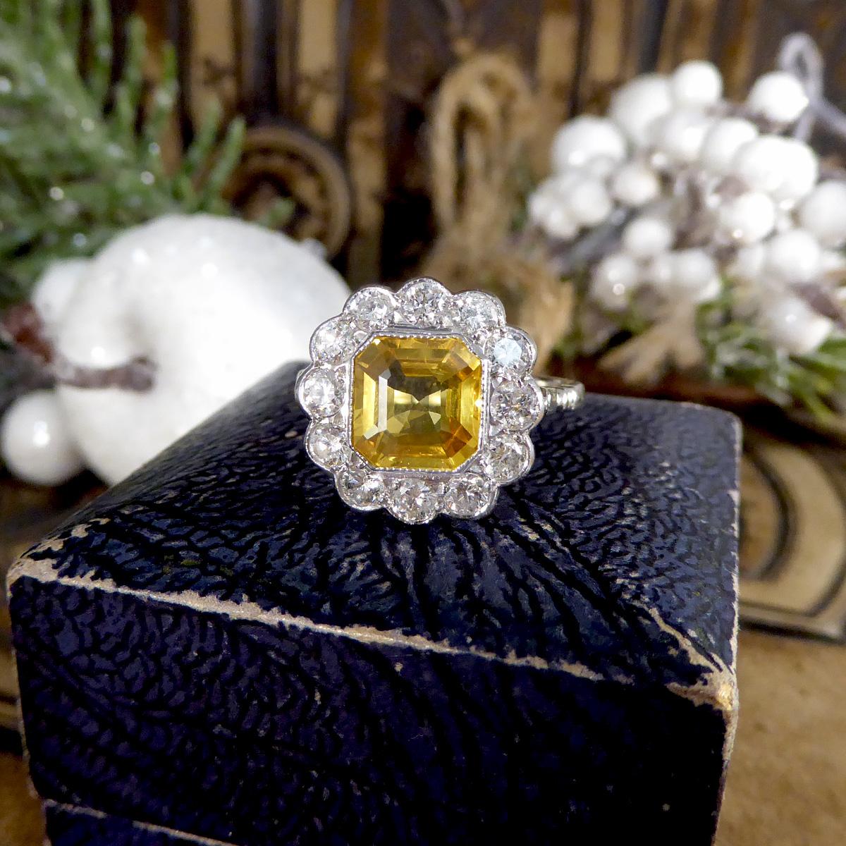 2,10 Karat gelber Saphir im Asscher-Schliff und 0,90 Karat Diamant-Cluster-Ring in 18 Karat Weiß 3