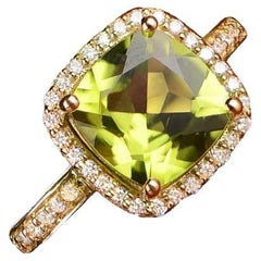 Gelbgold-Halo-Ring mit natürlichem Peridot im Kissenschliff ( ca. 2.1-karätigem Diamantschliff)