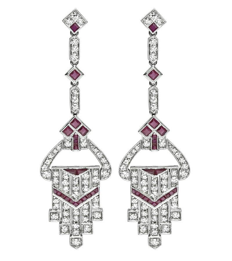 Voici une charmante paire de boucles d'oreilles en platine. Les boucles d'oreilles sont ornées de diamants ronds étincelants pesant environ 2.10 carat. La couleur de ces diamants est H et leur pureté VS2. Les diamants sont rehaussés par de jolis