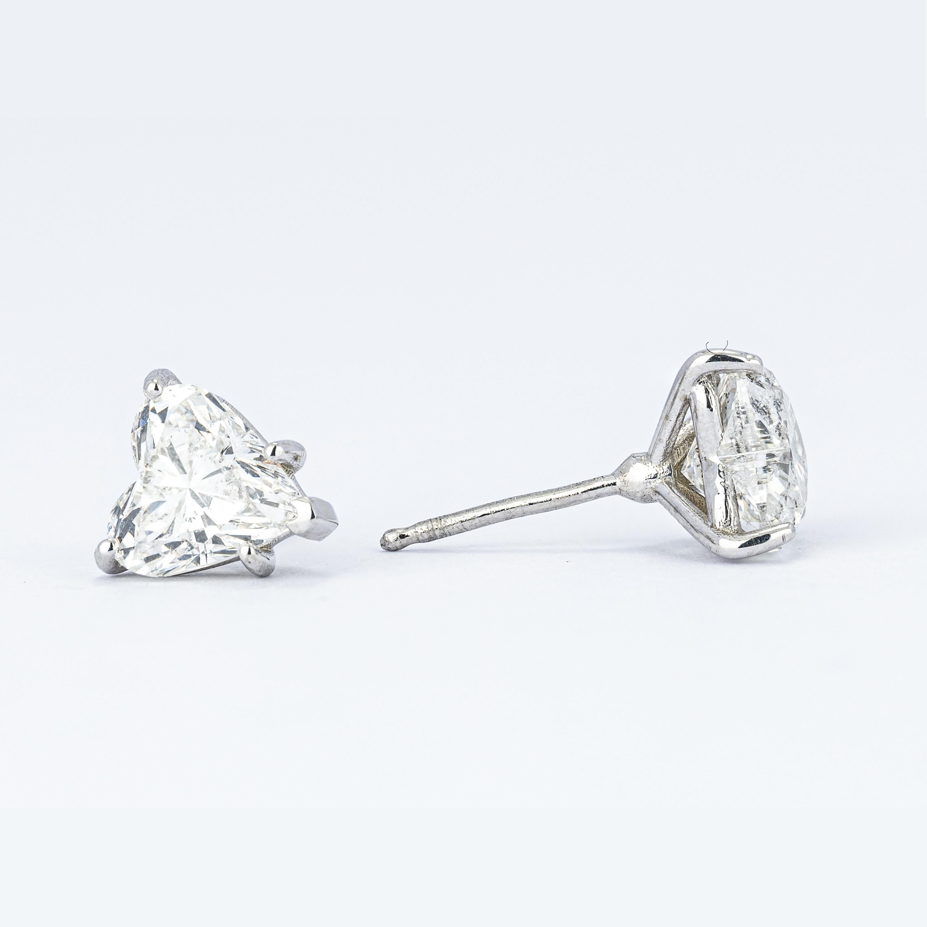 Cuore Borchie a cuore con diamante da 2,10 carati in platino 18kt in vendita