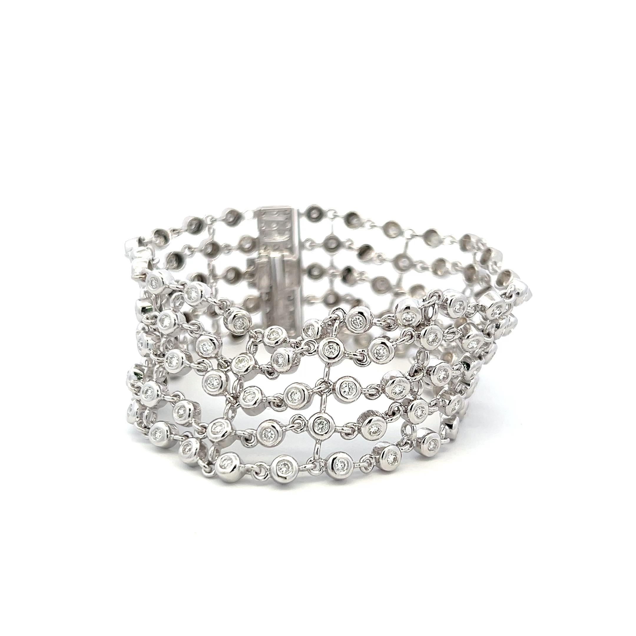 Titolo:
Questo elegante bracciale a più file di diamanti è realizzato in oro bianco massiccio da 18 carati e incastonato con 157 diamanti rotondi a taglio brillante per un totale di 2,10 carati. I diamanti hanno un brillante colore G e un'elevata