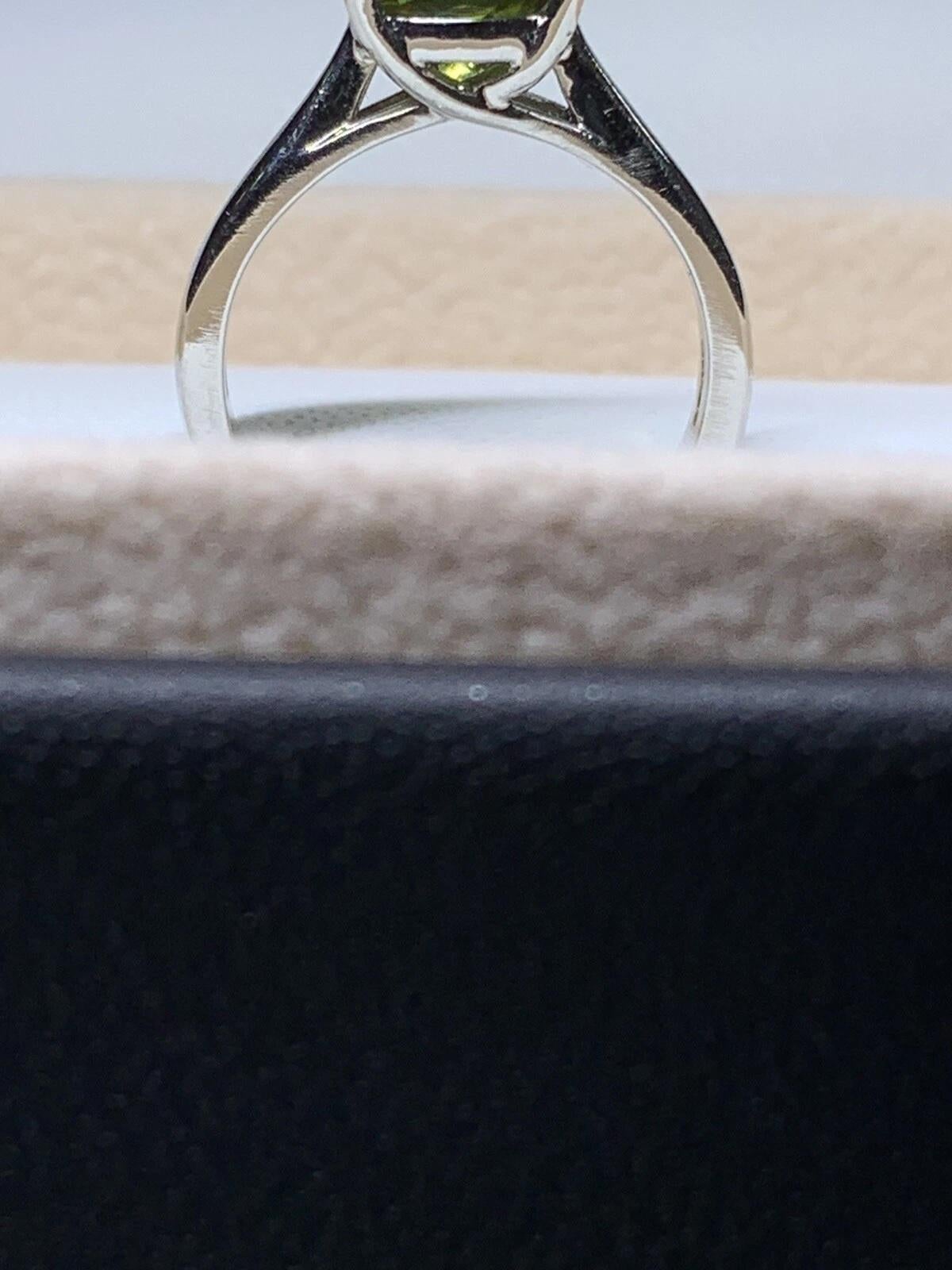 2.10ct green sapphire solitaire ring 18ct white gold In New Condition For Sale In London, GB